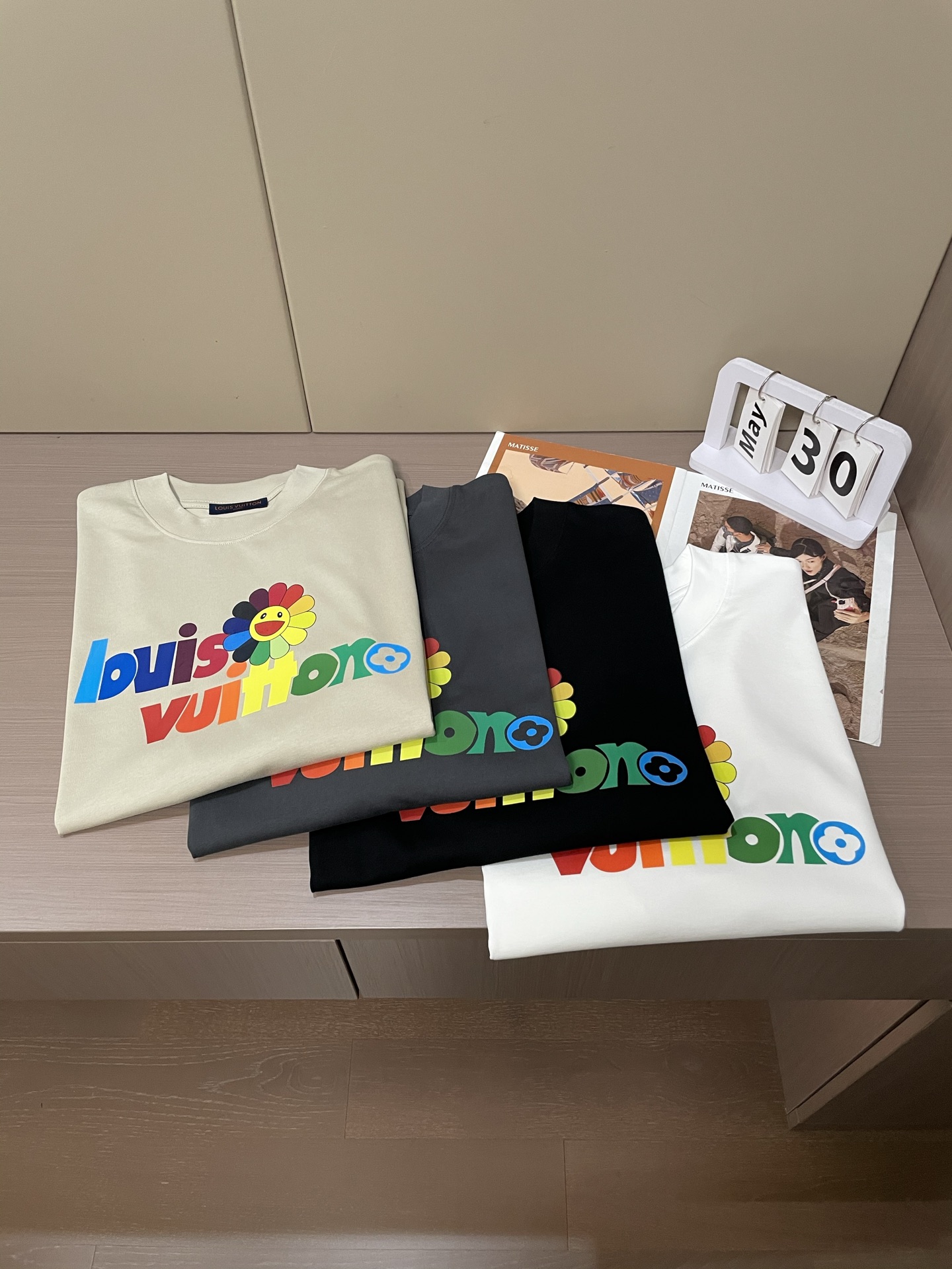 尺码s-xxxl(偏大两个码)LV村上隆联名 | 把彩虹穿在身上🌈救命！LV和村上隆这波联名又鲨疯了‼️