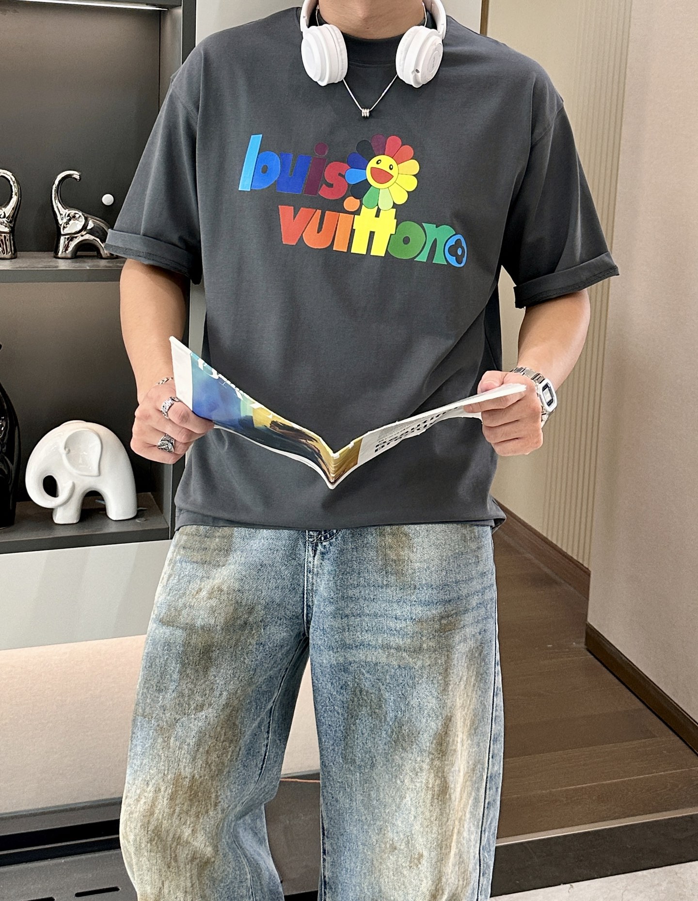 NO:421738,Size s-xxxl (two sizes larger) LV Murakami Takashi joint T-shirt | A must-have for trendy people. The joint LV and Murakami Takashi are so exciting. The dark gray T-shirt is simple and high-end, with colorful letters + iconic sunflower pattern. The trend is full of trend!  It is easy to control the street style and trendy style~ Wear it on the street every day, casual and fashionable, whoever sees it will not say 'you can wear it'!  Trendy people don’t hesitate, just do it #LV #Murakami Takashi Jointly #Trendy Wearing #Taiwanese Shirt Recommendation, louis vuitton,tees, t-shirt,alexander wang19860909尺码s-xxxl(偏大两个码） LV 村上隆联名T恤|潮人必备 LV和村上隆这波联名太炸了 深灰色T恤简约又高级,彩色字母+标志性太阳花图案 潮流感直接拉满！街头风、潮流范轻松拿捏～ 日常出街穿它,随性又时髦,谁见了不说一句“会穿”！潮人们别犹豫,冲就完事儿 #LV #村上隆联名 #潮流穿搭 #T恤推荐,,louis vuitton,tees，t-shirt,alexander wang,Men's clothing