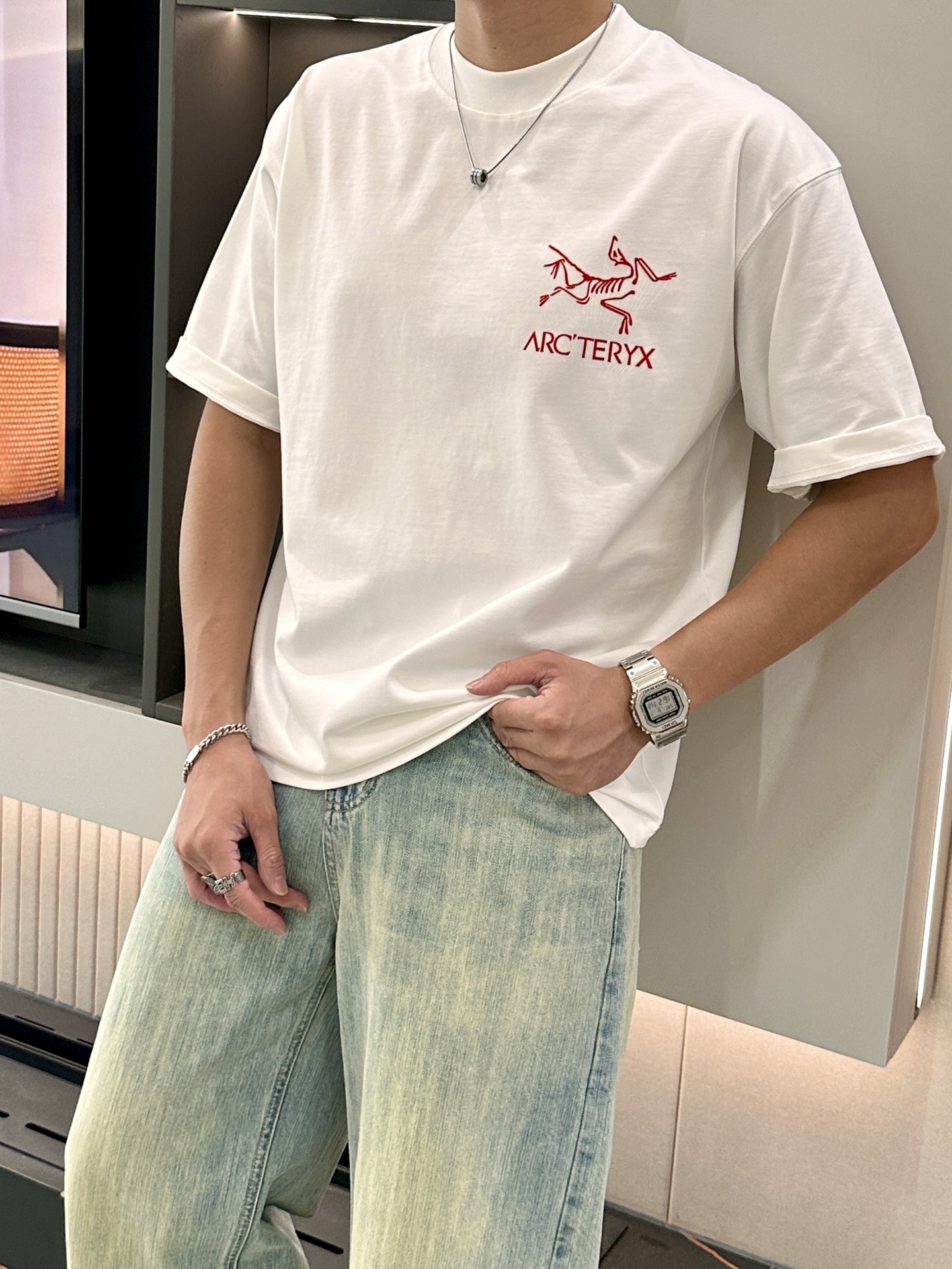 NO:421743,Size s-xxxl (two sizes in sizes) This wave of Archaeopteryx design I would like to call the outdoor wear ceiling. Who knows it!  This T-shirt of Archaeopteryx makes the functional style look very exciting. Simple white T-shirt, small label on the front and large pattern on the back, and the red Archaeopteryx logo is super eye-catching. The outdoor genes are full, and it is very fashionable for daily wear. It is perfectly integrated with fashion~ You can wear it on foot and citywalk, and the comfort is very stylish online!  Outdoor players and trendsetters must compete, this wave of outfits is directly full #Archaew Bird #Outdoor outfit #Trendy T-shirt #Property style, arc'teryx,tees,t-shirt,alexander wang19860909尺码s-xxxl(偏大两个码） 始祖鸟这波设计 我愿称户外穿搭天花板 谁懂啊！始祖鸟这件T恤把机能风玩出花了 简约白T打底,正面小标、背后大图案,红色始祖鸟标识超醒目 户外基因拉满,日常穿又很潮,机能与时尚完美融合～ 徒步、citywalk都能穿,舒适度在线还贼拉有范儿！户外玩家和潮流达人必冲,这波穿搭段位直接拉满 #始祖鸟 #户外穿搭 #潮流T恤 #机能风,arc'teryx,tees，t-shirt,alexander wang,Men's clothing