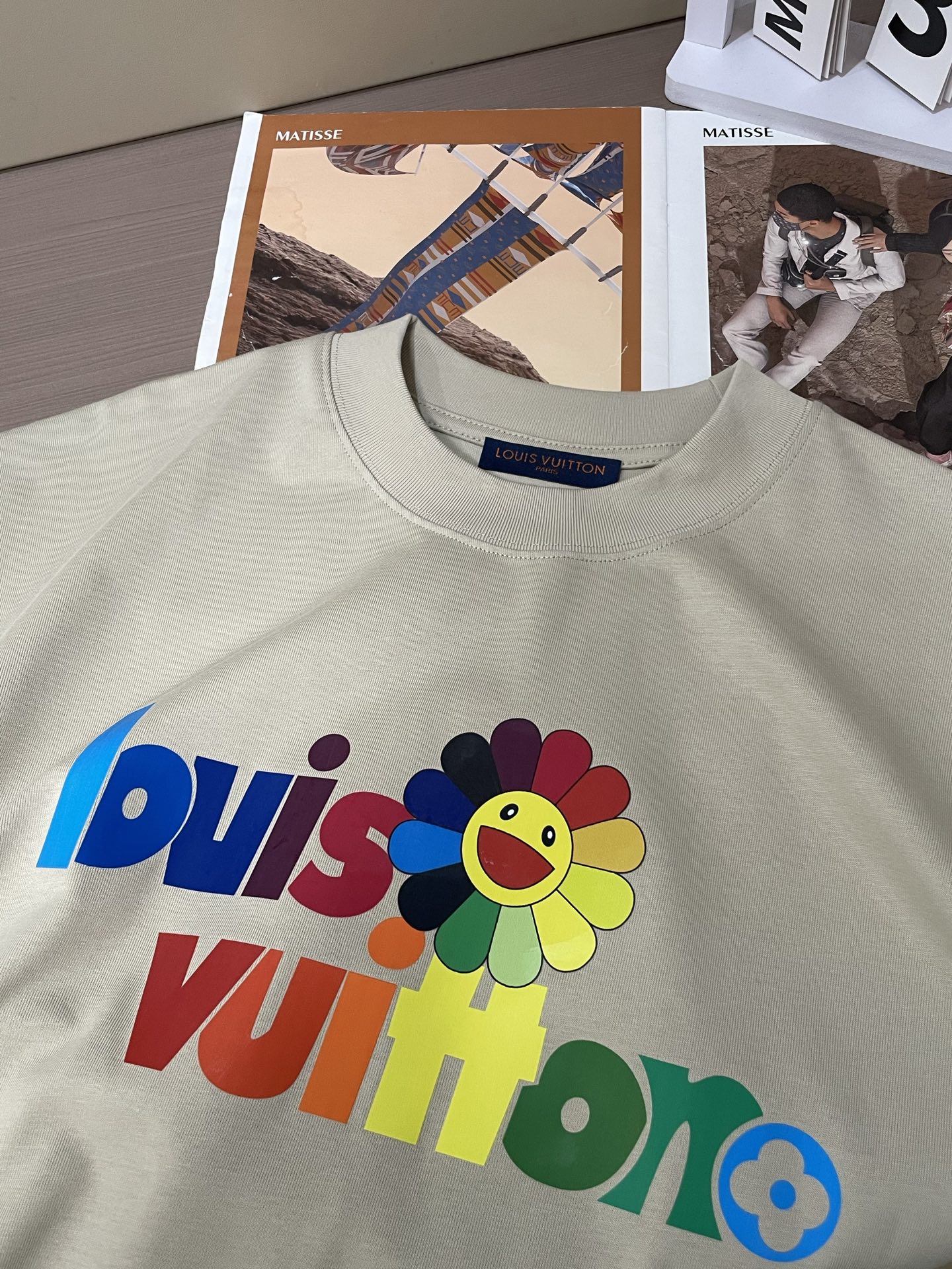 尺码s-xxxl(偏大两个码)LV村上隆联名 | 把彩虹穿在身上🌈救命！LV和村上隆这波联名又鲨疯了‼️