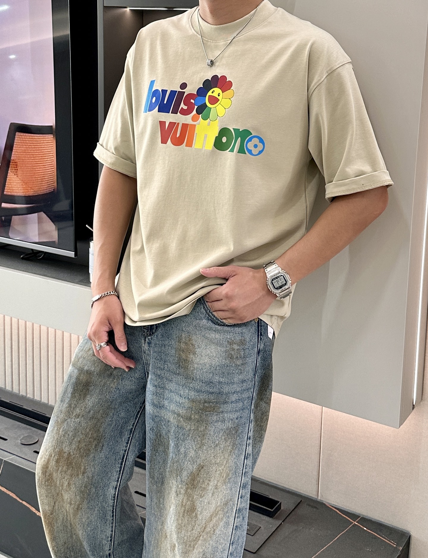 NO:421760,Size s-xxxl (two sizes in sizes) LV Murakami Takashi | Wear the rainbow on your body Help!  LV and Takashi Murakami's collaboration is crazy again. The milky beige T-T, colorful letters + iconic sunflower is like rubbing a rainbow into the clothes, sweet, cool and fashionable~ It is amazing to wear jeans and shorts every day, and I am chased when I go out and ask the degree of link!  Trendy players’ speed locks, the fashion hormones that are walking on them #LV #Murakami Takashi jointly #Trendy T-shirt #Fashion outfits, louis vuitton, shorts, jeans, tees, t-shirt, alexander wang19860909尺码s-xxxl(偏大两个码) LV村上隆联名 | 把彩虹穿在身上 救命！LV和村上隆这波联名又鲨疯了 奶呼呼的米白T,彩色字母+标志性太阳花 像把彩虹揉进衣服里,甜酷又时髦~ 日常搭牛仔裤、短裤都绝,出街被追着问链接的程度！潮流玩家速锁,穿上就是行走的时尚荷尔蒙 #LV #村上隆联名 #潮流T恤 #时尚穿搭,,louis vuitton,shorts,jeans,tees，t-shirt,alexander wang,Men's clothing