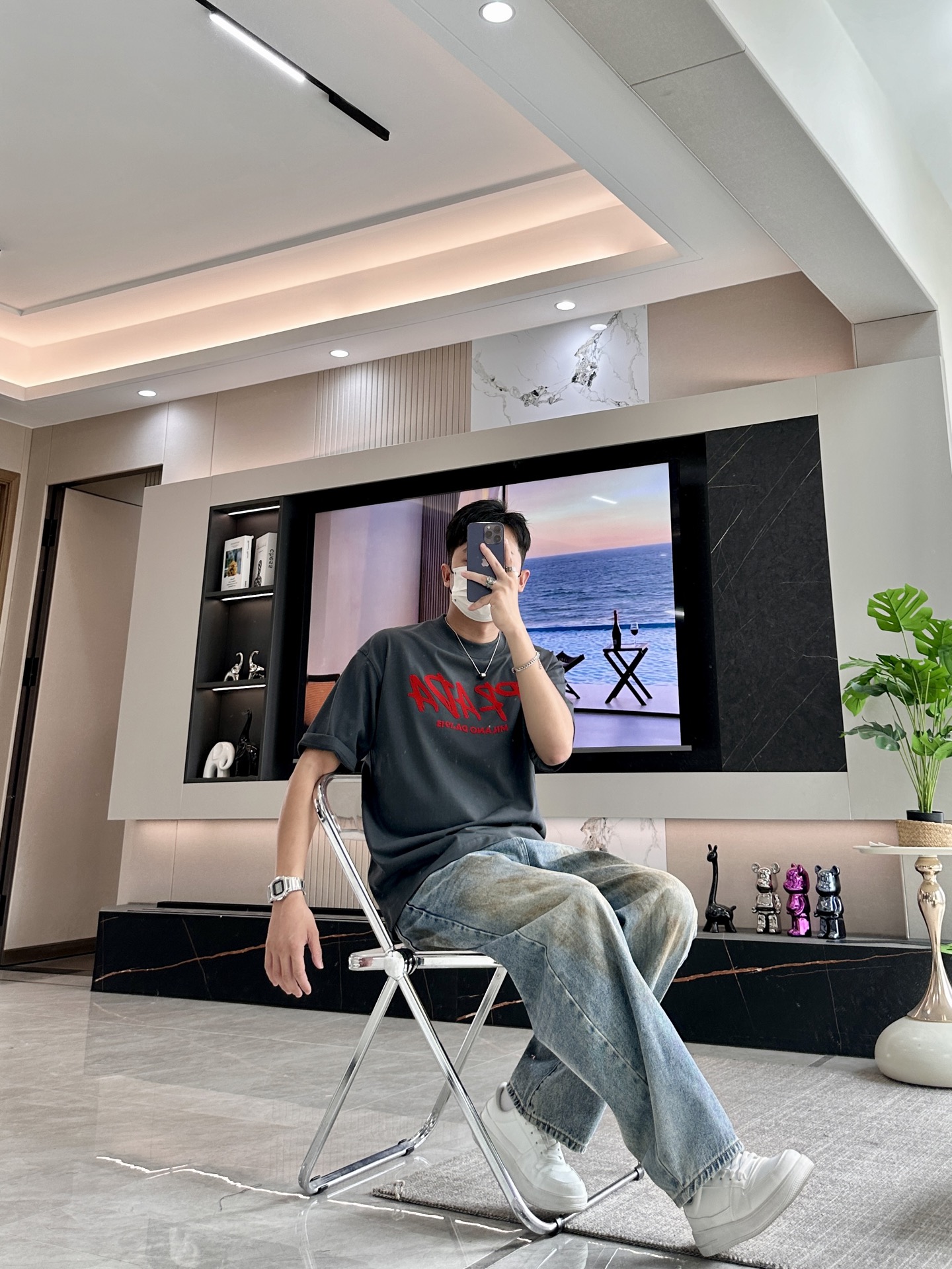 NO:421770,Size s-xxxl (two sizes larger) Prada's gray T-shirt soldered the slack and high-end feeling to a point. Prada's dark gray T-shirt is all over the aesthetic point. The dark gray background has a relaxed atmosphere, and the red handwriting style logo is like street graffiti, wild and high-end!  The 'MILANO DA.1913' below secretly reveals the background, and retro and trends are seamlessly connected~ When paired with jeans, it is a cool street cover, and when paired with suit pants, you can play in a citywalk or date!  Fashionable lazy people close their eyes and lock them, one piece to revitalize the rhythm of the entire wardrobe #Prada #Trendy T-shirt #High-end outfit #Daily outing, prada, jeans,tees, t-shirt, business suit, alexander wang19860909尺码s-xxxl(偏大两个码) Prada这件灰T 把松弛感和高级感焊死了 Prada这件深灰T恤一整个长在审美点上 深灰底色自带松弛氛围,红色手写风LOGO像街头涂鸦,又野又高级！下方“MILANO DA.1913”暗戳戳露底蕴,复古与潮流无缝衔接~ 搭牛仔裤是街头酷盖,配西装裤秒变时髦精,citywalk或约会都能打！时髦懒人们闭眼锁,一件盘活整个衣柜的节奏 #Prada #潮流T恤 #高级感穿搭 #日常出街,,prada,jeans,tees，t-shirt,business suit,alexander wang,Men's clothing