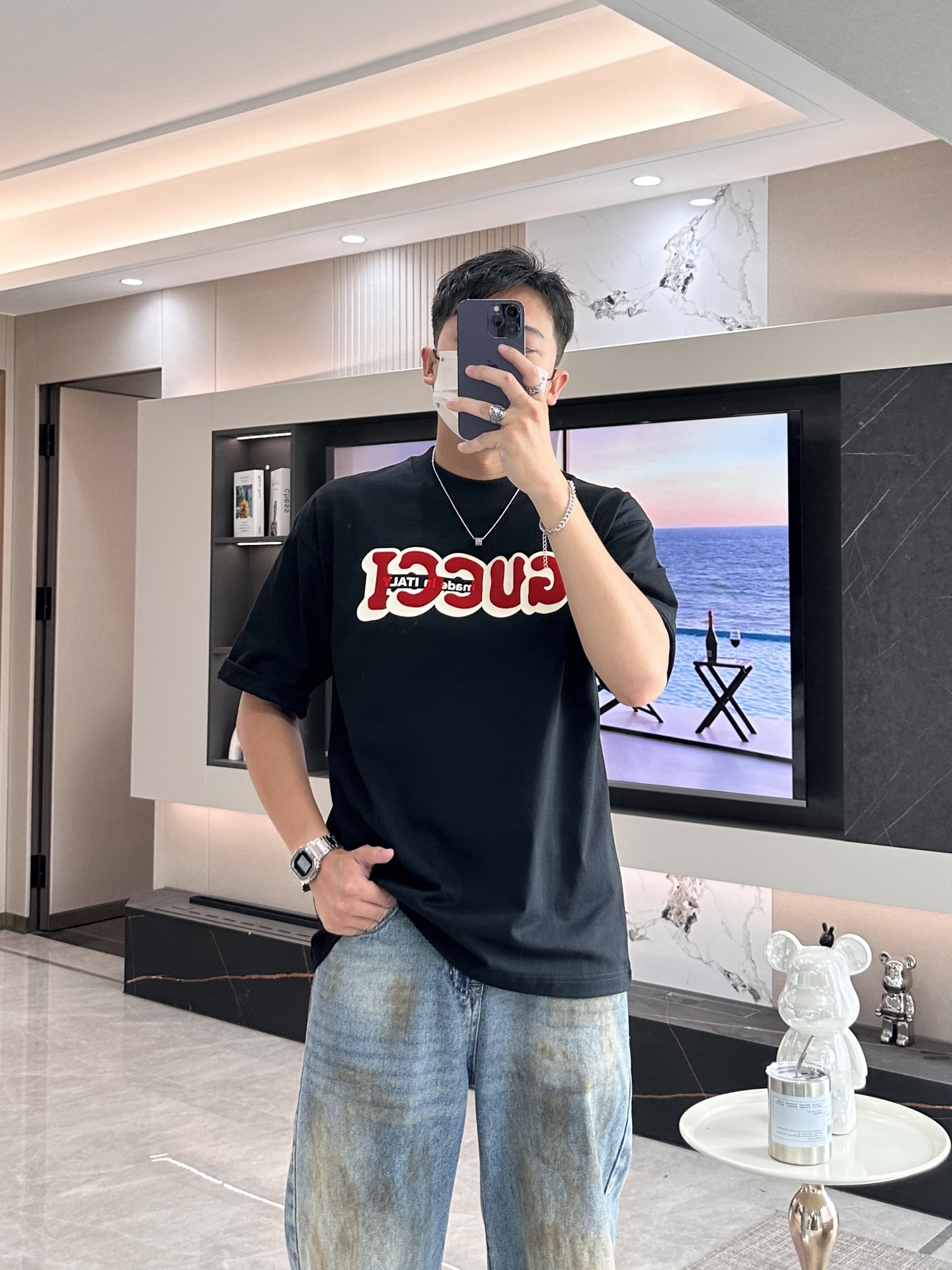 NO:421779,Size s-xxxl (two sizes larger) Gucci's black T-shirt is directly awakened. Gucci's black T-shirt is welded to death with retro and coolness. Black base + red three-dimensional LOGO, the font has a bit of graffiti feel, hiding the small details of 'TRADE ITAL', the retro tone is full without losing the street style~ It becomes an American retro icon in seconds when paired with jeans, and a skirt is sweet and cool, and you can play on daily streets and dates!  Retro players and trendy people close their eyes, one piece wears N styles of rhythm #Gucci #Retro trend #T-shirt outfit #Daily outing, gucci, skirts, jeans, tees, t-shirt, alexander wang19860909尺码s-xxxl(偏大两个码） Gucci这件黑T 复古潮魂直接觉醒 Gucci这件黑色T恤把复古和潮酷焊死了 黑底+红色立体LOGO,字体带点涂鸦感,藏着“TRADE ITAL”小细节,复古腔调拉满又不失街头范~ 搭牛仔裤秒变美式复古icon,配半裙又甜又飒,日常出街、约会都能打！复古玩家和潮人闭眼锁,一件穿出N种风格的节奏 #Gucci #复古潮流 #T恤穿搭 #日常出街,,gucci,skirts,jeans,tees，t-shirt,alexander wang,Men's clothing