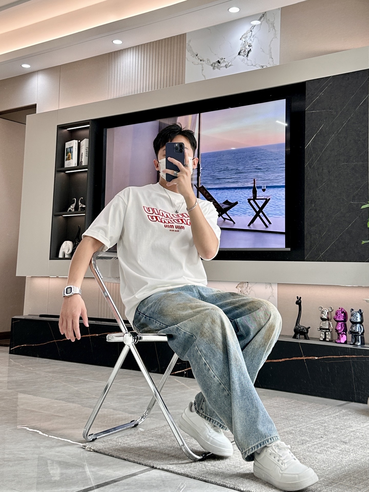 NO:421787,Size s-xxxl (two sizes larger) MiuMiu Genderless T-shirt | Sweet and relaxing feeling that both men and women eat. Who knows it!  This MiuMiu white T directly breaks the gender boundaries. Clean white background + retro red letter overprint, loose cut and hidden flesh and casual - when worn by boys, it is a handsome street look; when worn by girls, it is full of sweet atmosphere. Play with shorts and missing underwear, or wear jeans to make a casual style, and the matching between men and women!  Fashionable couples are locked directly, each one wears CP feeling, and it is easy to control the outfit without gender #MiuMiu #Genderless outfit #Couple T-shirt #Daily going out, miumiu, shorts, jeans, tees, t-shirt, alexander wang19860909尺码s-xxxl(偏大两个码) MiuMiu无性别T恤｜男女通吃的甜飒松弛感 谁懂啊！这件MiuMiu白T直接打破性别边界 干净白底色+复古红字母叠印,宽松剪裁藏肉又随性—— 男生穿,是街头痞帅感；女生穿,甜飒氛围拉满 搭短裤玩下衣失踪,或配牛仔裤走休闲风,男女通吃的适配度！时髦情侣直接锁死,一人一件穿出CP感,无性别穿搭轻松拿捏 #MiuMiu #无性别穿搭 #情侣款T恤 #日常出街,,miumiu,shorts,jeans,tees，t-shirt,alexander wang,Men's clothing