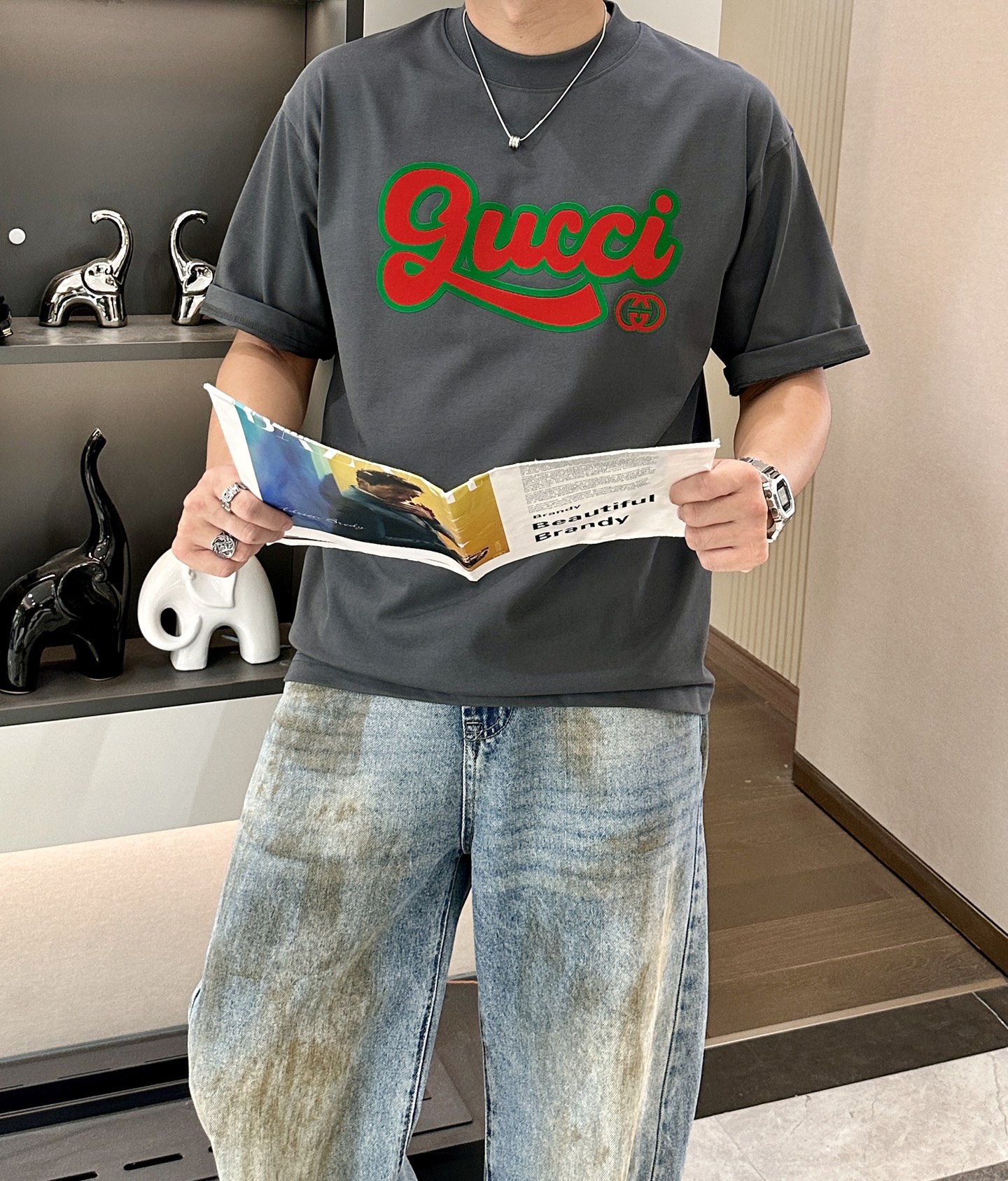 NO:421795,Size s-xxxl (two sizes larger) Gucci retro contrasting color T｜Fashion killer for both men and women This dark gray Gucci T plays the retro contrasting color to the kingly feel. Red and green LOGO is like a cut out from a retro poster. The letters are graffiti texture, the double G small label hides the details, the dark gray background color is a trendy and flying without losing the sense of high-end~ Boys wear work pants = street cool cover, girls wear short skirt = sweet and hot girls, couples lock directly in CP style, each person wears 'fashionable couple outfit' buff Retro party, trendy people close their eyes, and easily grasp the genderless outfit, whoever wears this contrasting color aesthetic wins #Gucci #Genderless outfit #Retro contrasting color #Couple T-shirt #Daily outing, gucci, skirts,tees, t-shirt,alexander wang19860909尺码s-xxxl(偏大两个码） Gucci复古撞色T｜男女通吃的时髦杀器 这件深灰Gucci T把复古撞色玩出王炸感 红配绿LOGO像从复古海报里抠出来的,字母带涂鸦肌理,双G小标藏细节,深灰底色一衬,潮到飞起又不失高级感~ 男生搭工装裤=街头酷盖,女生配短裙=甜飒辣妹,情侣直接锁CP款,一人一件穿出“时髦情侣装”buff 复古党、潮人闭眼冲,无性别穿搭轻松拿捏,这波撞色美学谁穿谁赢 #Gucci #无性别穿搭 #复古撞色 #情侣款T恤 #日常出街,,gucci,skirts,tees，t-shirt,alexander wang,Men's clothing