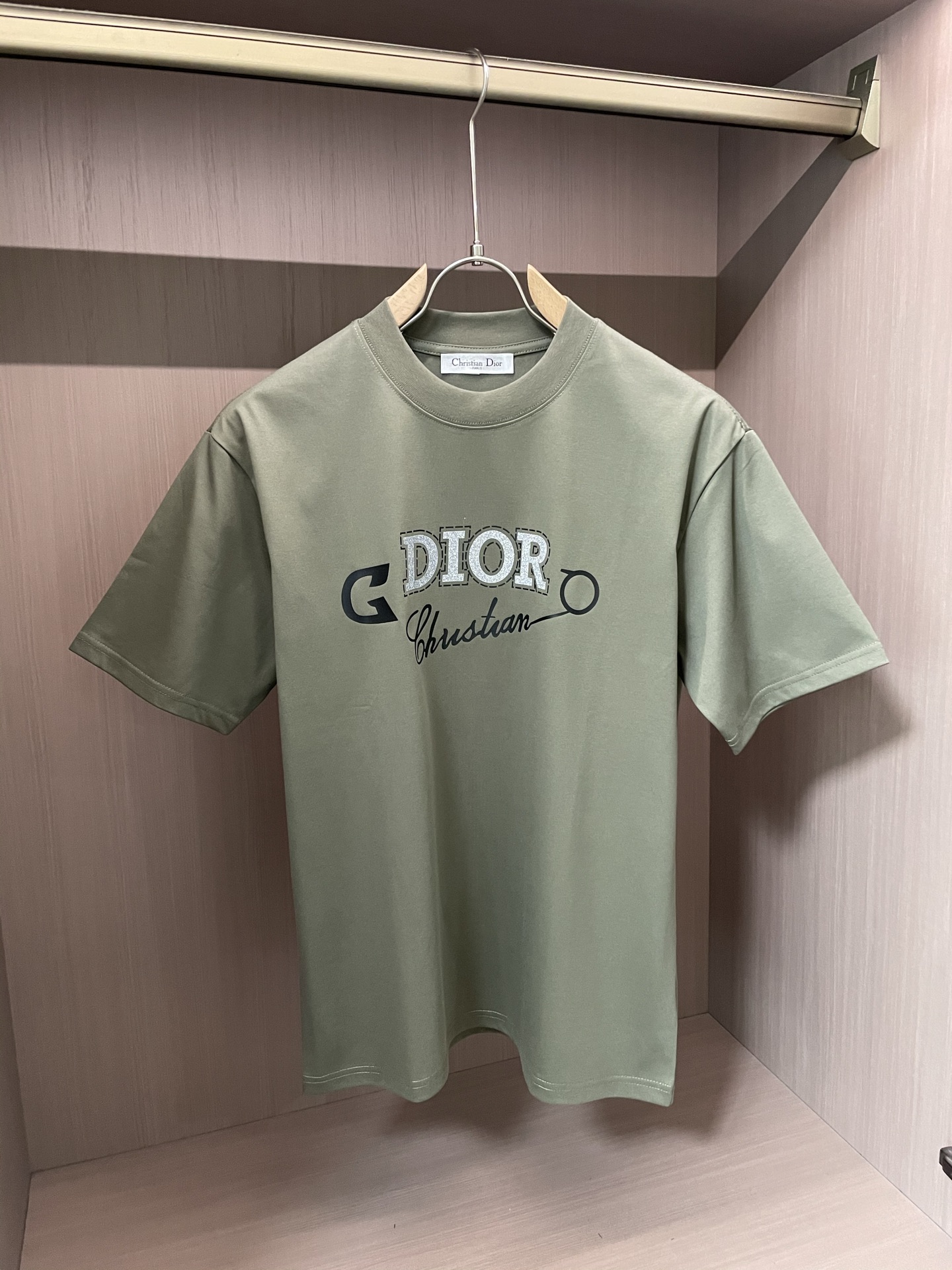 NO:427896,Dior Spring and Summer New Products Classic and Versatile Round Neck Short-Sleeved T-shirts A must-have item every year!  Simple and generous design, clean and neat tailoring, using imported top mercerized fabrics, soft and delicate, men's wardrobe is indispensable, and can be matched with various clothing anytime and anywhere to meet your daily life needs. The fabrics we choose are all used by first-line brands, which are skin-friendly and smooth, and the clothes design is also very simple and elegant!  Comfort and breathability are perfect!  The fabric attributes are excellent!  Full of high-end feeling!  Size M-4XL, Dior, T-shirt,tees, t-shirt,alexander wang19860909Dior 春夏新品 经典百搭款 圆领短袖T恤 每年必出的单品！简单大方设计 干净利落剪裁 采用进口顶级丝光面料 柔软细腻 男人的衣柜都少不了基础 随时随地都可以拿来搭配各种服饰,满足您日常生活需求 .我们所选择的面料都是一线品牌所使用的 ,亲肤挺滑手感,衣服设计也是非常的简洁大方！舒适性与透气性完美兼备！面料属性皆为上乘！高级感十足！ 尺码M-4XL,,dior,T-shirt,tees，t-shirt,alexander wang,Men's clothing