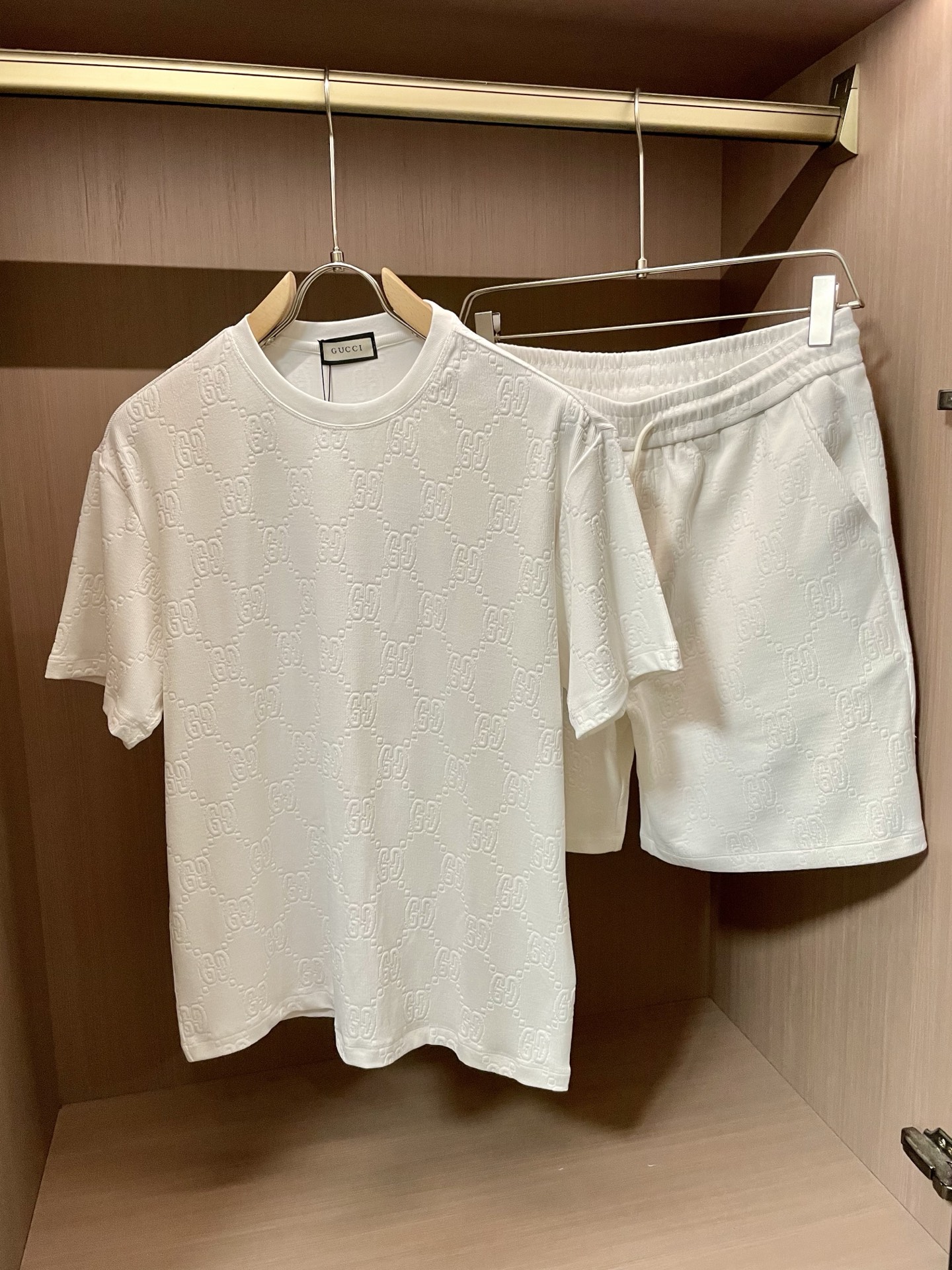 NO:427902,Gucc round neck short-sleeved shorts suit half-sleeved suit top version trading company channel orders, exclusive limited overseas quality for sale, classic is eternal, absolutely worth buying!  This type of suit is also a must-have for lazy people. You don’t have to think about how to match it, just do it easily!  Custom-made fabrics are provided with smooth touch, but they are crisp and stylish, with a full texture on the upper body!  The overall style is simple and generous without losing style, with a strong sense of upper body, absolutely at the forefront of fashion, very comfortable to wear, no need to say much about the style and cutting of pants, the upper body is exquisite and vivid, and the truly palace-level casual pants can be competent for various occasions whether they are sports or casual. It is worth recommending Amway, and roaring recommendation!  !  /1 set Size M-XXXL, gucci, shorts, T-shirt, alexander wang19860909Gucc 圆领短袖短裤套装 半袖套装顶级版本贸易公司渠道订单,海外精品独家限定发售,经典即永恒,入手绝对值的！这种类型的套装也是懒人必备的一套,不用想怎么搭配,直接一套轻松搞定！客供定制面料,触感顺滑,却又挺括有型,上身质感十足！ 整体简洁大方而不失格调,上身感极强,绝对走在时尚最前端,穿着非常舒适,裤型款式和裁剪亦无需多言,上身精致跃然,真正殿堂级的休闲裤,无论是运动还是休闲时候都能胜任各种场合,值得安利,咆哮推荐！！ /1套 尺码M-XXXL,,gucci,shorts,T-shirt,alexander wang,Men's clothing