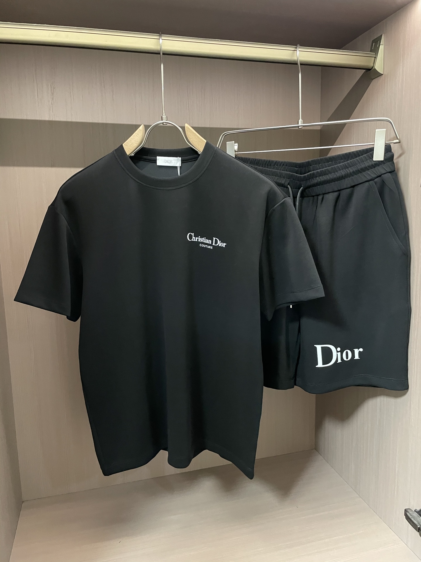 NO:427852,Dior round neck short-sleeved shorts suit, half-sleeved suit top version trading company channel orders, exclusive limited overseas quality, classic is eternal, absolutely worth buying!  This type of suit is also a must-have for lazy people. You don’t have to think about how to match it, just do it easily!  Custom-made fabrics are provided with smooth touch, but they are crisp and stylish, with a full texture on the upper body!  The overall style is simple and generous without losing style, with a strong sense of upper body, absolutely at the forefront of fashion, very comfortable to wear, no need to say much about the style and cutting of pants, the upper body is exquisite and vivid, and the truly palace-level casual pants can be competent for various occasions whether they are sports or casual. It is worth recommending Amway, and roaring recommendation!  !  /1 set Size M-XXXL,,dior,shorts,T-shirt,alexander wang19860909Dior 圆领短袖短裤套装 半袖套装顶级版本贸易公司渠道订单,海外精品独家限定发售,经典即永恒,入手绝对值的！这种类型的套装也是懒人必备的一套,不用想怎么搭配,直接一套轻松搞定！客供定制面料,触感顺滑,却又挺括有型,上身质感十足！ 整体简洁大方而不失格调,上身感极强,绝对走在时尚最前端,穿着非常舒适,裤型款式和裁剪亦无需多言,上身精致跃然,真正殿堂级的休闲裤,无论是运动还是休闲时候都能胜任各种场合,值得安利,咆哮推荐！！ /1套 尺码M-XXXL,,dior,shorts,T-shirt,alexander wang,Men's clothing