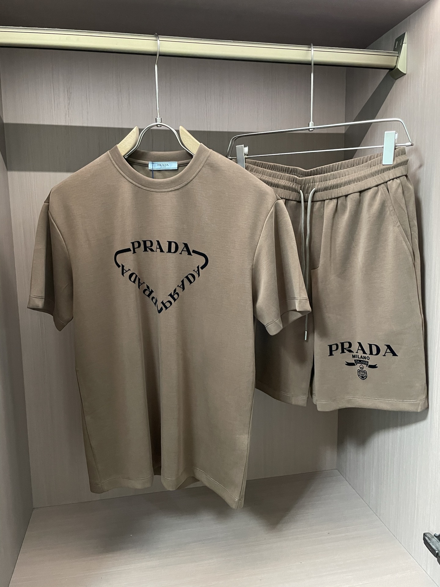 NO:427855,Prad round neck short-sleeved shorts suit, half-sleeved suit top version, trading company channel orders, exclusive limited overseas products, classic is eternal, absolutely worth buying!  This type of suit is also a must-have for lazy people. You don’t have to think about how to match it, just do it easily!  Custom-made fabrics are provided with smooth touch, but they are crisp and stylish, with a full texture on the upper body!  The overall style is simple and generous without losing style, with a strong sense of upper body, absolutely at the forefront of fashion, very comfortable to wear, no need to say much about the style and cutting of pants, the upper body is exquisite and vivid, and the truly palace-level casual pants can be competent for various occasions whether they are sports or casual. It is worth recommending Amway, and roaring recommendation!  !  /1 set Size M-XXXL, prada, shorts, T-shirt, alexander wang19860909Prad 圆领短袖短裤套装 半袖套装顶级版本贸易公司渠道订单,海外精品独家限定发售,经典即永恒,入手绝对值的！这种类型的套装也是懒人必备的一套,不用想怎么搭配,直接一套轻松搞定！客供定制面料,触感顺滑,却又挺括有型,上身质感十足！ 整体简洁大方而不失格调,上身感极强,绝对走在时尚最前端,穿着非常舒适,裤型款式和裁剪亦无需多言,上身精致跃然,真正殿堂级的休闲裤,无论是运动还是休闲时候都能胜任各种场合,值得安利,咆哮推荐！！ /1套 尺码M-XXXL,,prada,shorts,T-shirt,alexander wang,Men's clothing