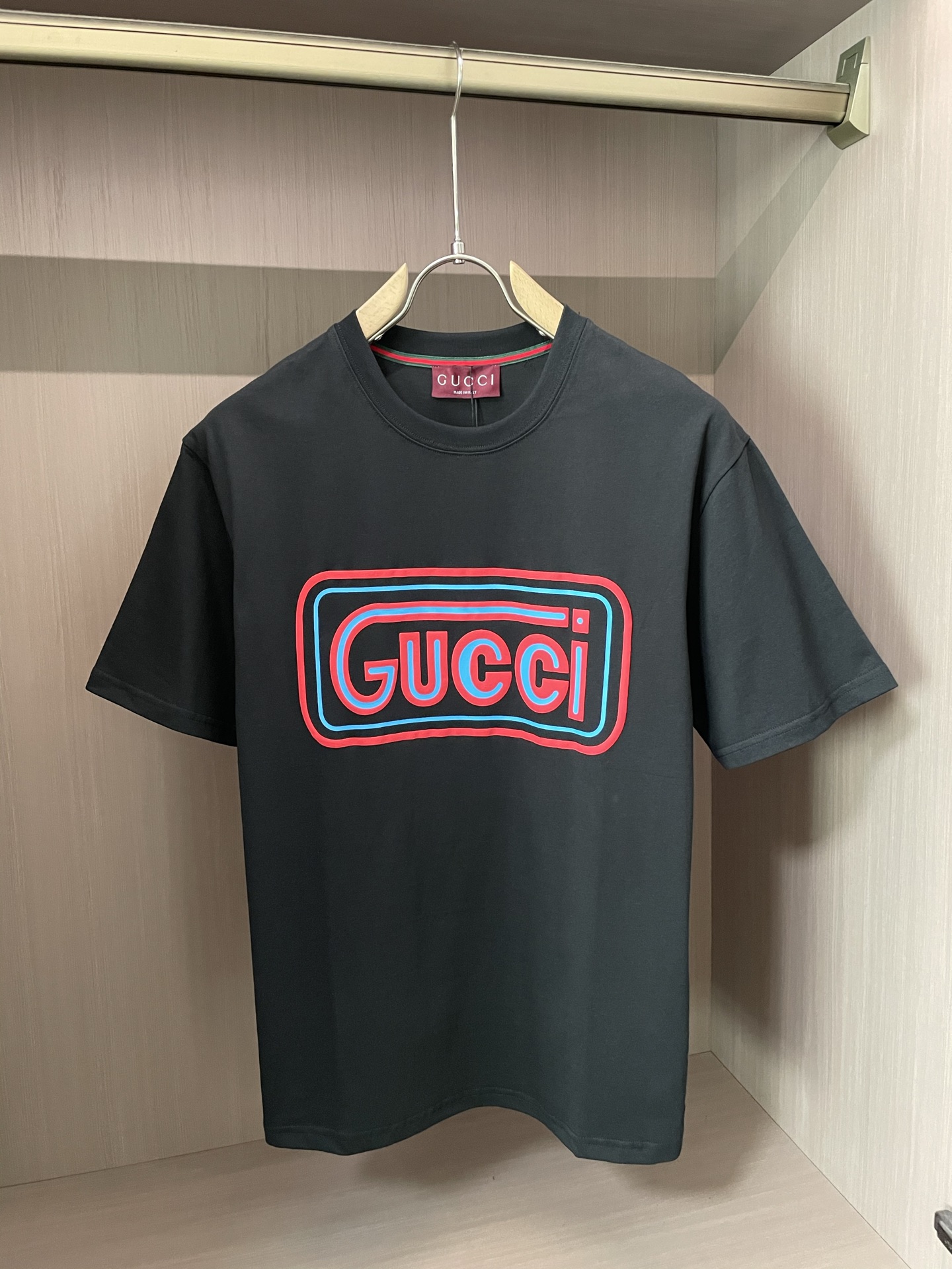 NO:427867,Gucc’s new spring and summer new first-time counter latest short-sleeved round-neck T-shirt, high-end customization, avant-garde and fashionable design!  Brand logo emphasizes craftsmanship design, high-end customized fabric, soft feel, comfortable to wear, exquisite counter-level car lines, fine workmanship, and invincible and handsome upper body effect!  A must-have item for handsome men!  Code number M-3XL, gucci, T-shirt,tees, t-shirt,alexander wang19860909Gucc 春夏新款首发专柜最新款短袖圆领T恤 高端订制 设计前卫时尚！品牌logo重工艺设计 高端定制面料.手感柔软.穿着舒适.专柜级别精致车线.做工精细.上身效果无敌帅气！型男必备单品！ 码数M-3XL,,gucci,T-shirt,tees，t-shirt,alexander wang,Men's clothing