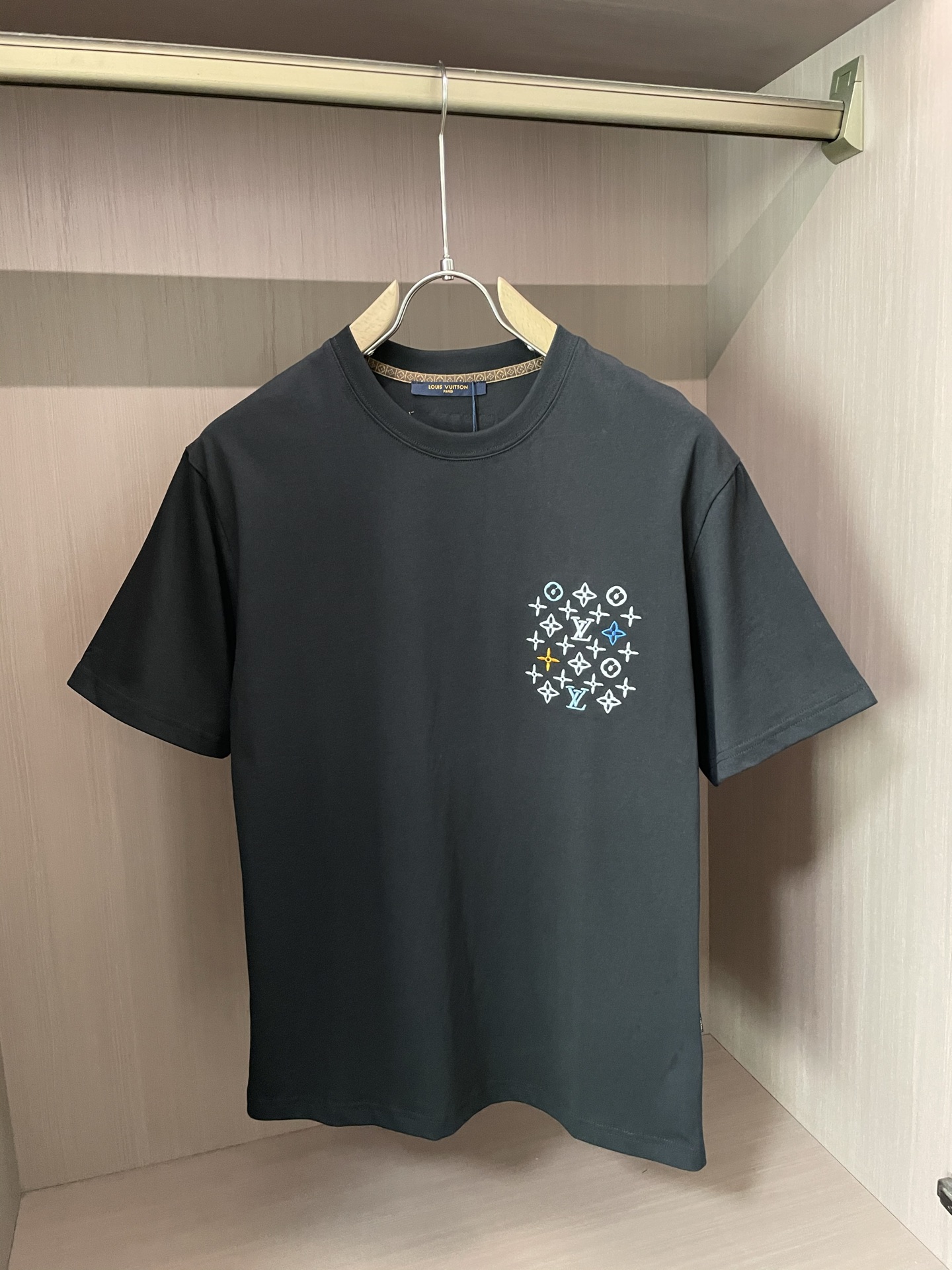 NO:425601,Lv 2025 spring and summer new style first-time counter latest short-sleeved round-neck T-shirt, high-end customization, avant-garde and fashionable design!  Brand logo emphasizes craftsmanship design, high-end customized fabric, soft feel, comfortable to wear, exquisite counter-level car lines, fine workmanship, and invincible and handsome upper body effect!  A must-have item for handsome men!  Code number M-3XL, louis vuitton, T-shirt,tees, t-shirt,alexander wang19860909Lv 2025春夏新款首发专柜最新款短袖圆领T恤 高端订制 设计前卫时尚！品牌logo重工艺设计 高端定制面料.手感柔软.穿着舒适.专柜级别精致车线.做工精细.上身效果无敌帅气！型男必备单品！ 码数M-3XL,,louis vuitton,T-shirt,tees，t-shirt,alexander wang,Men's clothing