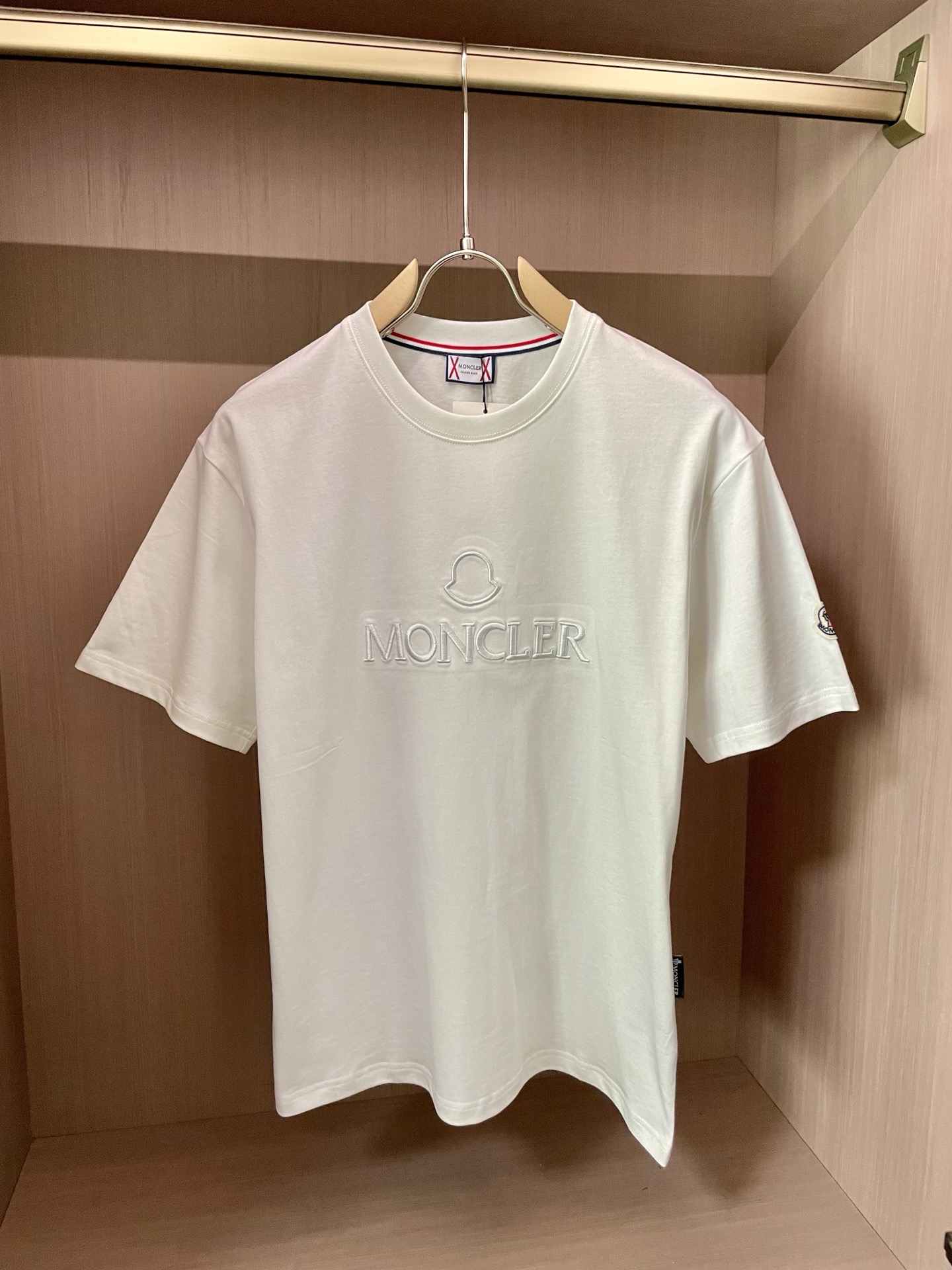 NO:425605,The new spring and summer 2025 new spring and summer first-time counter latest short-sleeved round-neck T-shirt, high-end customization, avant-garde and fashionable design!  Brand logo emphasizes craftsmanship design, high-end customized fabric, soft feel, comfortable to wear, exquisite counter-level car lines, fine workmanship, and invincible and handsome upper body effect!  A must-have item for handsome men!  Code number M-3XL, Moncler, T-shirt,tees, t-shirt,alexander wang19860909蒙口 2025春夏新款首发专柜最新款短袖圆领T恤 高端订制 设计前卫时尚！品牌logo重工艺设计 高端定制面料.手感柔软.穿着舒适.专柜级别精致车线.做工精细.上身效果无敌帅气！型男必备单品！ 码数M-3XL,,Moncler,T-shirt,tees，t-shirt,alexander wang,Men's clothing