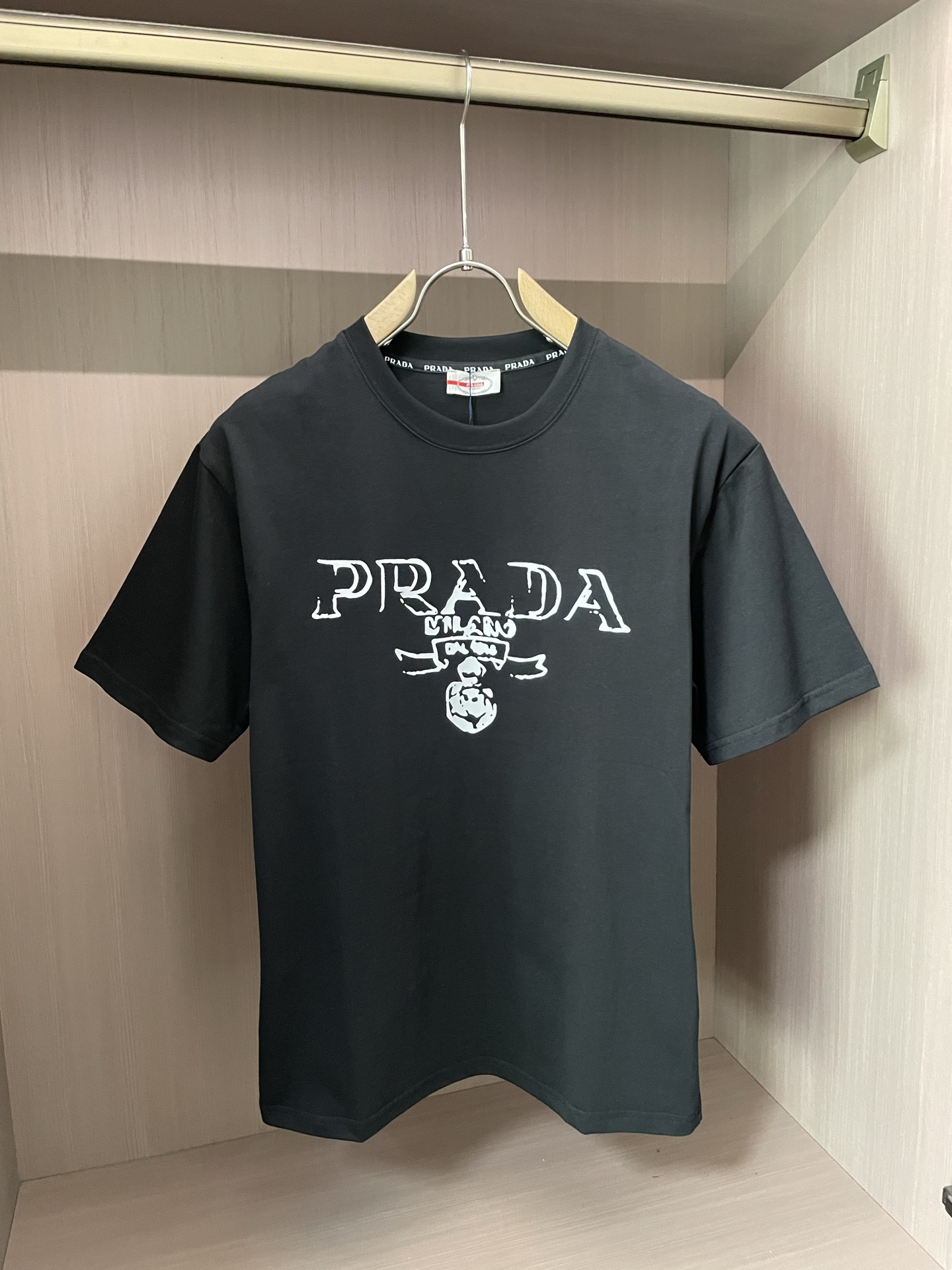 NO:425608,Prad's new spring and summer new style first-time counter has the latest short-sleeved round-neck T-shirt with high-end customization and avant-garde and fashionable design!  Brand logo emphasizes craftsmanship design, high-end customized fabric, soft feel, comfortable to wear, exquisite counter-level car lines, fine workmanship, and invincible and handsome upper body effect!  A must-have item for handsome men!  Code number M-3XL, prada, T-shirt,tees, t-shirt,alexander wang19860909Prad 2025春夏新款首发专柜最新款短袖圆领T恤 高端订制 设计前卫时尚！品牌logo重工艺设计 高端定制面料.手感柔软.穿着舒适.专柜级别精致车线.做工精细.上身效果无敌帅气！型男必备单品！ 码数M-3XL,,prada,T-shirt,tees，t-shirt,alexander wang,Men's clothing