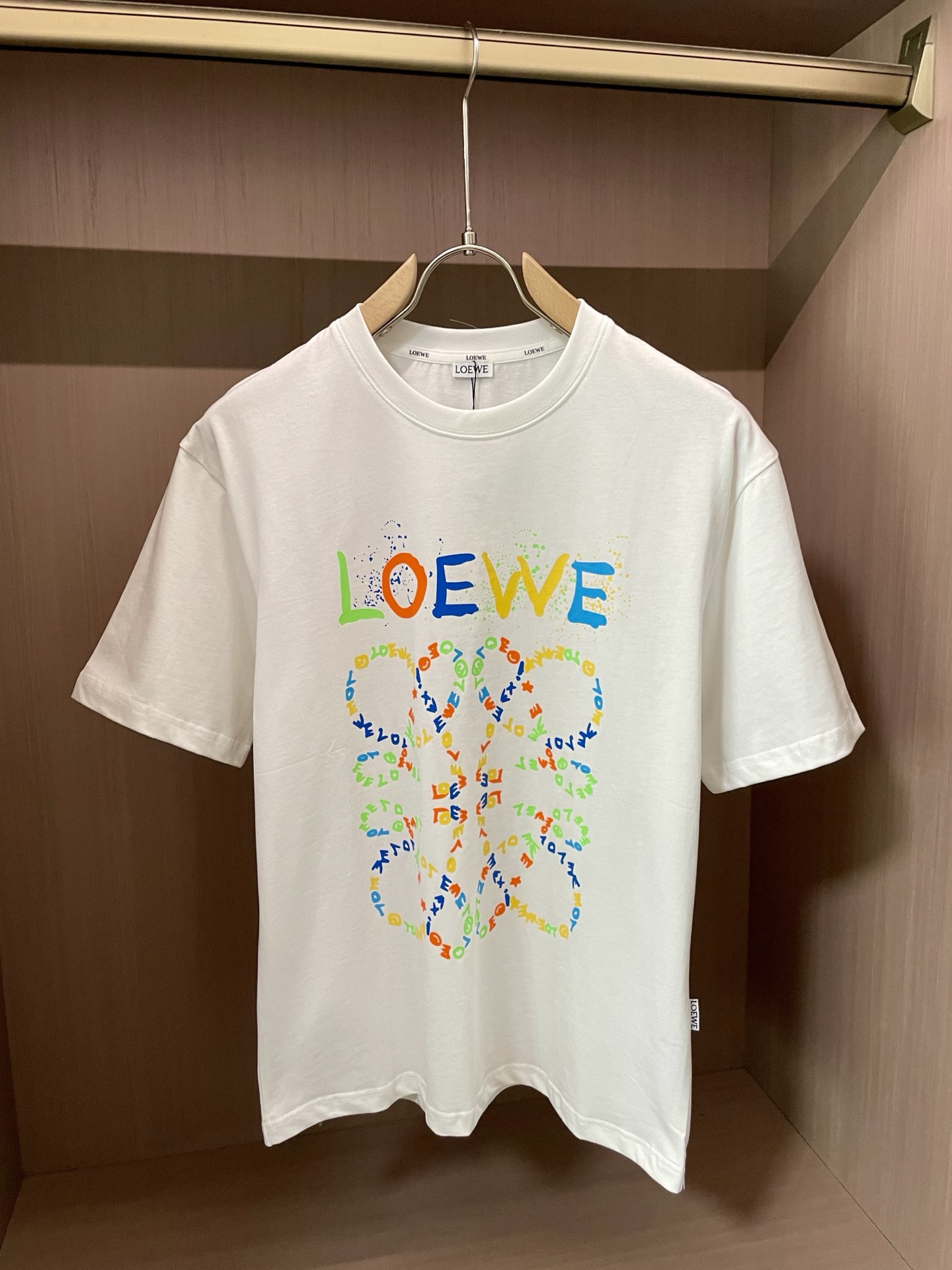 NO:425612,Loewe's new spring and summer new style first-time counter has the latest short-sleeved round-neck T-shirt with high-end customization and avant-garde and fashionable design!  Brand logo emphasizes craftsmanship design, high-end customized fabric, soft feel, comfortable to wear, exquisite counter-level car lines, fine workmanship, and invincible and handsome upper body effect!  A must-have item for handsome men!  Code number M-3XL, loewe, T-shirt,tees, t-shirt,alexander wang19860909Loewe 2025春夏新款首发专柜最新款短袖圆领T恤 高端订制 设计前卫时尚！品牌logo重工艺设计 高端定制面料.手感柔软.穿着舒适.专柜级别精致车线.做工精细.上身效果无敌帅气！型男必备单品！ 码数M-3XL,,loewe,T-shirt,tees，t-shirt,alexander wang,Men's clothing