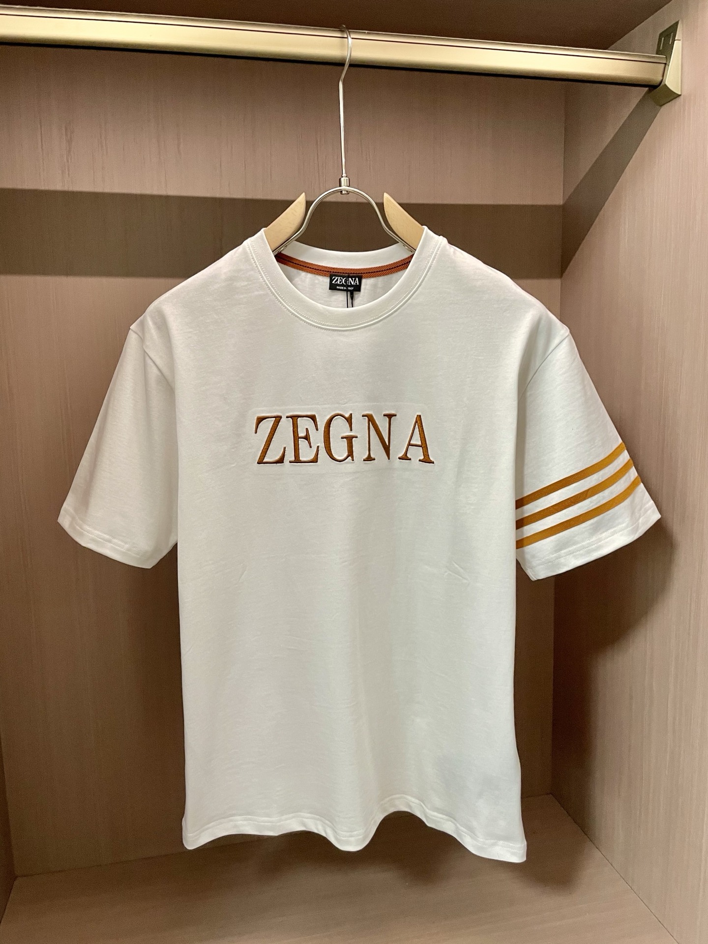 NO:425616,Jenia's new spring and summer new style first-time counter has the latest short-sleeved round-neck T-shirt with high-end customization and avant-garde and fashionable design!  Brand logo emphasizes craftsmanship design, high-end customized fabric, soft feel, comfortable to wear, exquisite counter-level car lines, fine workmanship, and invincible and handsome upper body effect!  A must-have item for handsome men!  Code number M-3XL, zegna, T-shirt,tees, t-shirt,alexander wang19860909杰尼亚 2025春夏新款首发专柜最新款短袖圆领T恤 高端订制 设计前卫时尚！品牌logo重工艺设计 高端定制面料.手感柔软.穿着舒适.专柜级别精致车线.做工精细.上身效果无敌帅气！型男必备单品！ 码数M-3XL,,zegna,T-shirt,tees，t-shirt,alexander wang,Men's clothing