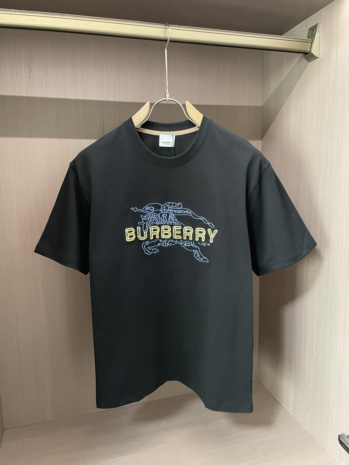 NO:425624,Bur 2025 spring and summer new style first-time counter latest short-sleeved round-neck T-shirt, high-end customization, avant-garde and fashionable design!  Brand logo emphasizes craftsmanship design, high-end customized fabric, soft feel, comfortable to wear, exquisite counter-level car lines, fine workmanship, and invincible and handsome upper body effect!  A must-have item for handsome men!  Code number M-3XL, burberry, T-shirt,tees, t-shirt,alexander wang19860909Bur 2025春夏新款首发专柜最新款短袖圆领T恤 高端订制 设计前卫时尚！品牌logo重工艺设计 高端定制面料.手感柔软.穿着舒适.专柜级别精致车线.做工精细.上身效果无敌帅气！型男必备单品！ 码数M-3XL,,burberry,T-shirt,tees，t-shirt,alexander wang,Men's clothing