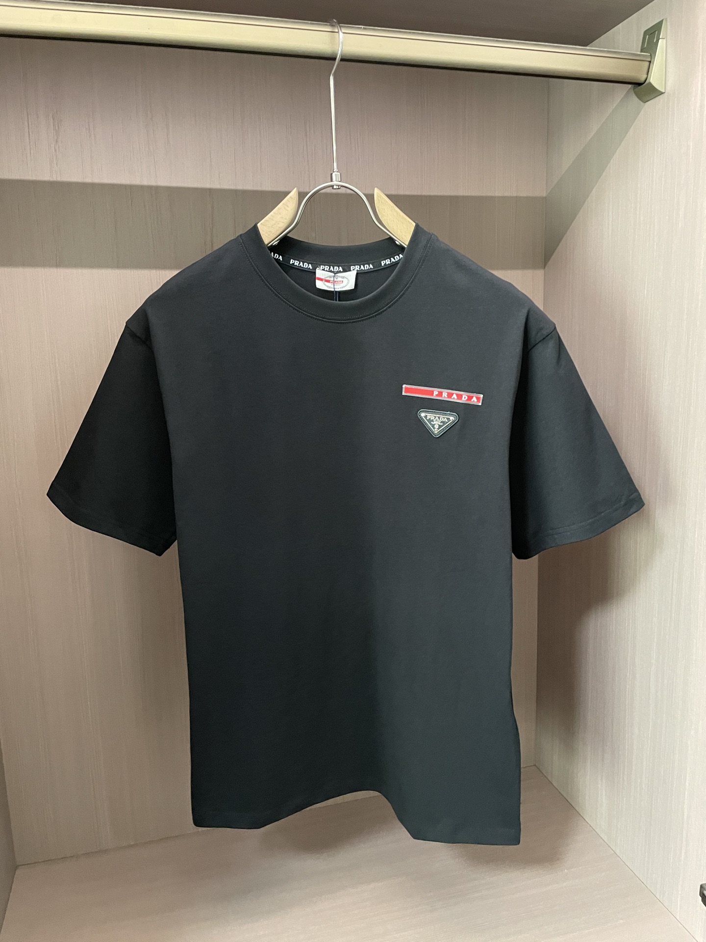 NO:425629,Prad's new spring and summer new style first-time counter has the latest short-sleeved round-neck T-shirt with high-end customization and avant-garde and fashionable design!  Brand logo emphasizes craftsmanship design, high-end customized fabric, soft feel, comfortable to wear, exquisite counter-level car lines, fine workmanship, and invincible and handsome upper body effect!  A must-have item for handsome men!  Code number M-3XL, prada, T-shirt,tees, t-shirt,alexander wang19860909Prad 2025春夏新款首发专柜最新款短袖圆领T恤 高端订制 设计前卫时尚！品牌logo重工艺设计 高端定制面料.手感柔软.穿着舒适.专柜级别精致车线.做工精细.上身效果无敌帅气！型男必备单品！ 码数M-3XL,,prada,T-shirt,tees，t-shirt,alexander wang,Men's clothing