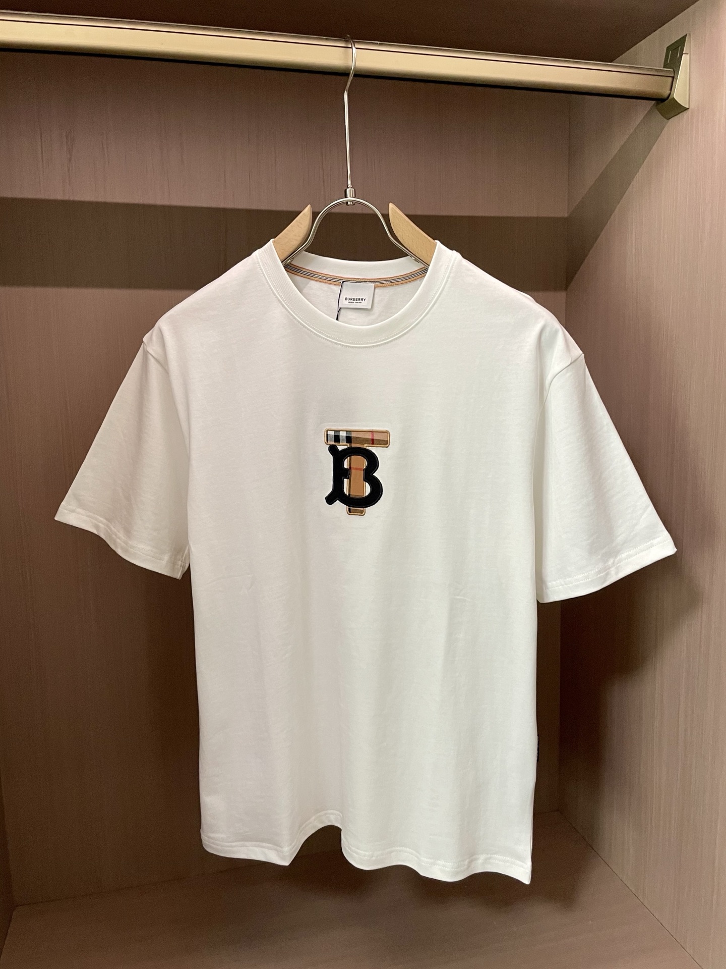 NO:425634,Bur 2025 spring and summer new style first-time counter latest short-sleeved round-neck T-shirt, high-end customization, avant-garde and fashionable design!  Brand logo emphasizes craftsmanship design, high-end customized fabric, soft feel, comfortable to wear, exquisite counter-level car lines, fine workmanship, and invincible and handsome upper body effect!  A must-have item for handsome men!  Code number M-3XL, burberry, T-shirt,tees, t-shirt,alexander wang19860909Bur 2025春夏新款首发专柜最新款短袖圆领T恤 高端订制 设计前卫时尚！品牌logo重工艺设计 高端定制面料.手感柔软.穿着舒适.专柜级别精致车线.做工精细.上身效果无敌帅气！型男必备单品！ 码数M-3XL,,burberry,T-shirt,tees，t-shirt,alexander wang,Men's clothing