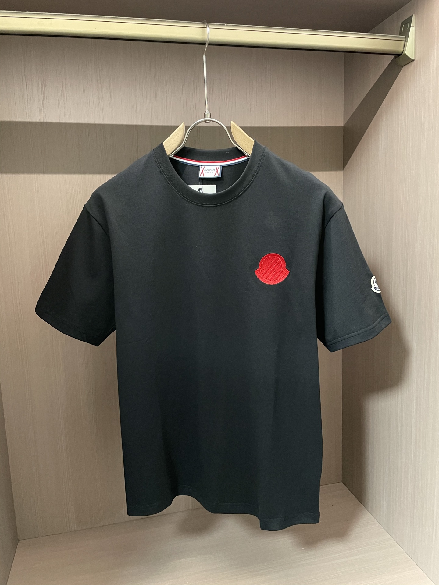 NO:425640,The new spring and summer 2025 new spring and summer first-time counter latest short-sleeved round-neck T-shirt, high-end customization, avant-garde and fashionable design!  Brand logo emphasizes craftsmanship design, high-end customized fabric, soft feel, comfortable to wear, exquisite counter-level car lines, fine workmanship, and invincible and handsome upper body effect!  A must-have item for handsome men!  Code number M-3XL, Moncler, T-shirt,tees, t-shirt,alexander wang19860909蒙口 2025春夏新款首发专柜最新款短袖圆领T恤 高端订制 设计前卫时尚！品牌logo重工艺设计 高端定制面料.手感柔软.穿着舒适.专柜级别精致车线.做工精细.上身效果无敌帅气！型男必备单品！ 码数M-3XL,,Moncler,T-shirt,tees，t-shirt,alexander wang,Men's clothing