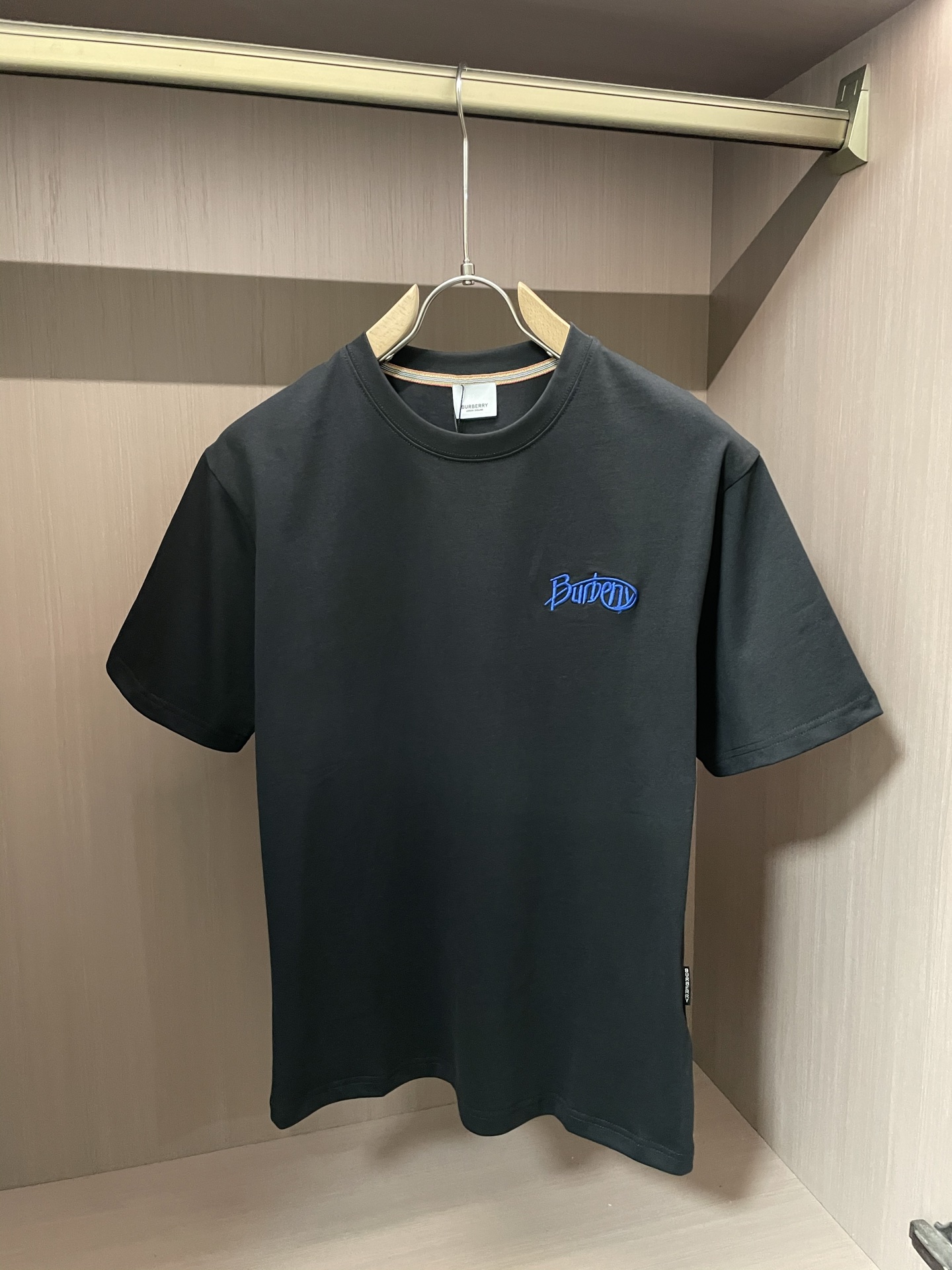 NO:425646,Bur 2025 spring and summer new style first-time counter latest short-sleeved round-neck T-shirt, high-end customization, avant-garde and fashionable design!  Brand logo emphasizes craftsmanship design, high-end customized fabric, soft feel, comfortable to wear, exquisite counter-level car lines, fine workmanship, and invincible and handsome upper body effect!  A must-have item for handsome men!  Code number M-3XL, burberry, T-shirt,tees, t-shirt,alexander wang19860909Bur 2025春夏新款首发专柜最新款短袖圆领T恤 高端订制 设计前卫时尚！品牌logo重工艺设计 高端定制面料.手感柔软.穿着舒适.专柜级别精致车线.做工精细.上身效果无敌帅气！型男必备单品！ 码数M-3XL,,burberry,T-shirt,tees，t-shirt,alexander wang,Men's clothing