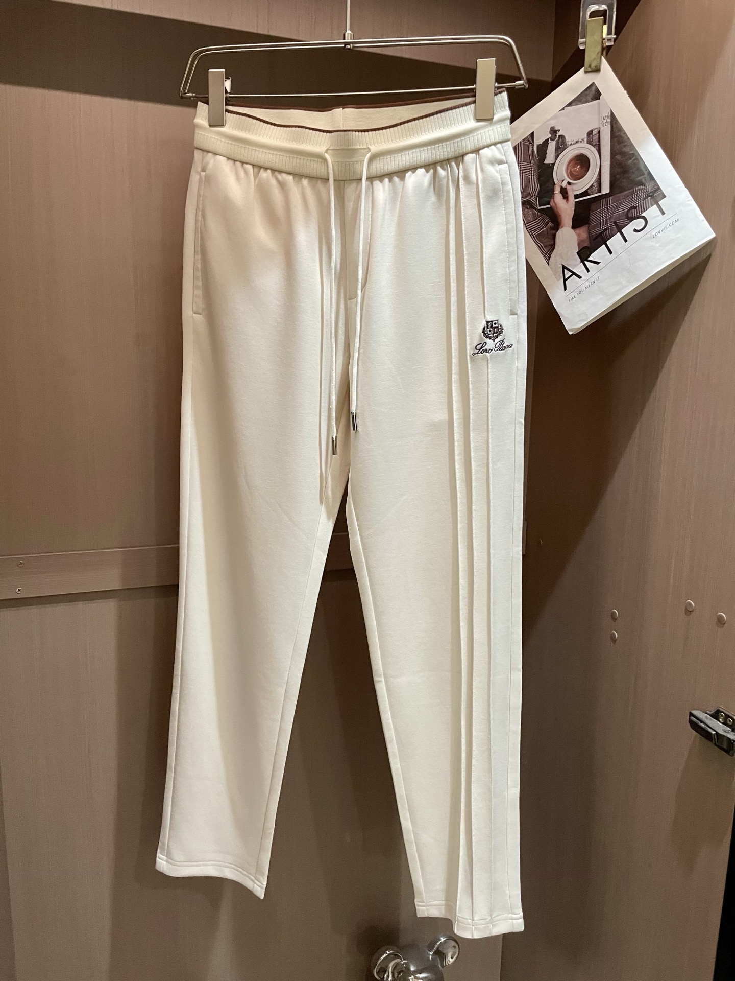 NO:425652,LP Jogging casual pants Size 48-56 The texture of this blended jogging pants is particularly breathable and comfortable. It uses a simple slim fit style to make the leg lines look more slender, and is a classic item that fits modern casual wardrobe. The hardware is high-end and more exquisite embellishment. The fabric is made of ultra-fine yarn, which combines breathable characteristics, light texture and wrinkle resistance, making it an ideal choice for lively travel. This series of clothing is naturally absorbing moisture and comfortable to wear, without fear of climate change, and can be worn all seasons.,,loro piano,alexander wang19860909LP 慢跑休闲裤 码数 48-56 这款混纺慢跑裤的质感格外透气舒适.采用简约修身版型,令腿部线条更显修长,是契合现代休闲衣橱的经典单品.五金高级,更添精致点缀. 面料选用超细纱线制成,兼具透气特质、轻盈质感与抗皱性能,是活力出行的理想之选.本系列服饰自然吸湿且穿着舒适,无惧气候变化,四季皆可穿着.,,loro piana,alexander wang,Men's clothing