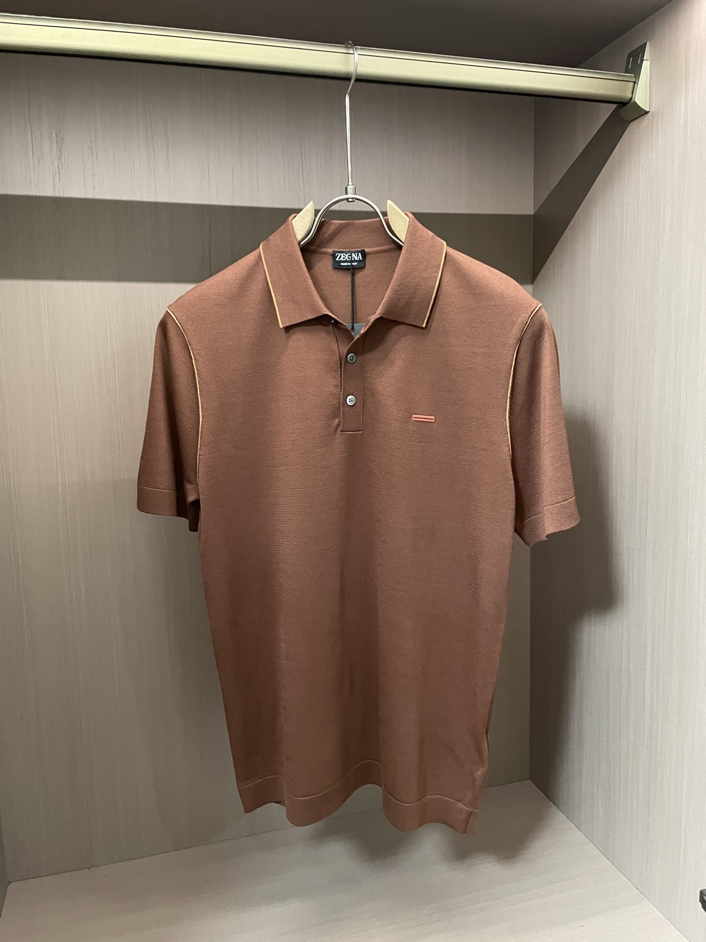 NO:425658,Jenia's latest men's lapel short-sleeved sweater for spring and summer 2025, made of selected knitted cotton fabrics,  60 ultra-soft long velvet cotton, 16-needle dense needle method, clear texture, showing high-end luxury quality; the comfort of wearing close-fitting is absolutely incomparable to ordinary T-shirts, and it is more breathable and cooler than ordinary cotton T-shirts, and will not feel hot until July or August. Traditional POLO collar design is simple and generous, light business style, with strong sense of quality, taste and style on the upper body, and it is super versatile, never out of time, wearing solo in summer, simple and generous, business and leisure can be easily dealt with; it can also be worn in spring and autumn, and jackets and windbreakers outside are good choices, full of trendy gentlemanly style. Export order standard, detailed processing is very well handled, and a knitted Polo shirt that you don’t want to take off on your upper body. Fabric 90-wool cotton, 10 silk size M-3XL, zegna, jackets & coats, T-shirt, tees, t-shirt, real  silk,alexander wang19860909杰尼亚 2025春夏最新男士翻领短袖针织衫,精选针织棉质面料制成, 60支超柔长绒棉,16针密致针法,纹理清晰,尽显高端奢华品质；贴身穿着的舒适度绝对是普通Ｔ恤无法比拟的,而且比普通棉质T恤更为透气凉爽,穿到7、8月不会有热感.传统POLO领设计,简单大方,轻商务风格,品质感极强,上身有品位有格调,且超级百搭,永不过时,夏季单穿,简单大方,商务休闲皆可轻松应对；春秋季也可作内搭,外穿夹克风衣都是不错的选择,满满的新潮绅士风.出口订单标准,细节处理非常到位,上身就不想脱的一款针织Polo衫.面料90毛棉,10真丝尺码M-3XL,,zegna,jackets & coats,T-shirt,tees，t-shirt,real silk,alexander wang,Men's clothing