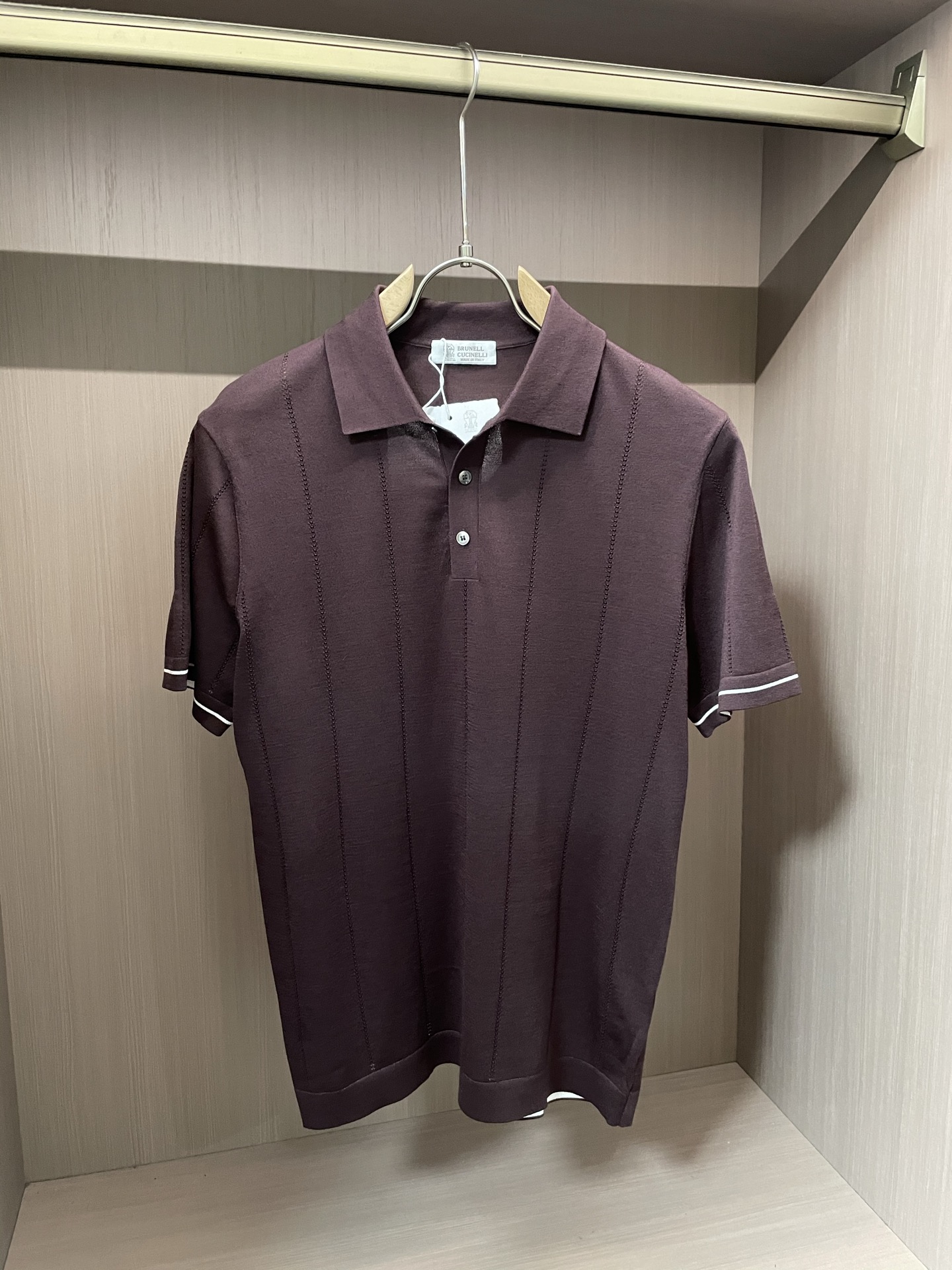 NO:429232,BC Spring and summer latest men's lapel short-sleeved sweater, made of selected knitted cotton fabric, 60 super soft long velvet cotton, 16-needle dense needle method, clear texture, showing high-end luxury quality; the comfort of close-fitting is absolutely incomparable to ordinary T-shirts, and it is more breathable and cooler than ordinary cotton T-shirts, and will not feel hot until July and August. Traditional POLO collar design is simple and generous, light business style, with a strong sense of quality, with a taste and style on the upper body, and it is super versatile, never out of time, wearing it alone in summer, simple and generous, business and leisure can be easily dealt with; it can also be worn inside in spring and autumn, and jackets are good choices, full of trendy gentlemanly style. Export order standard, detailed processing is very well handled, and a knitted Polo shirt that you don't want to take off on your upper body. Fabric 90 wool cotton, 10 silk size M-3XL, Jackets  & coats,T-shirt,tees,t-shirt,real silk,alexander wang19860909BC 春夏最新男士翻领短袖针织衫,精选针织棉质面料制成, 60支超柔长绒棉,16针密致针法,纹理清晰,尽显高端奢华品质；贴身穿着的舒适度绝对是普通Ｔ恤无法比拟的,而且比普通棉质T恤更为透气凉爽,穿到7、8月不会有热感.传统POLO领设计,简单大方,轻商务风格,品质感极强,上身有品位有格调,且超级百搭,永不过时,夏季单穿,简单大方,商务休闲皆可轻松应对；春秋季也可作内搭,外穿夹克风衣都是不错的选择,满满的新潮绅士风.出口订单标准,细节处理非常到位,上身就不想脱的一款针织Polo衫.面料90毛棉,10真丝尺码M-3XL,,jackets & coats,T-shirt,tees，t-shirt,real silk,alexander wang,Men's clothing