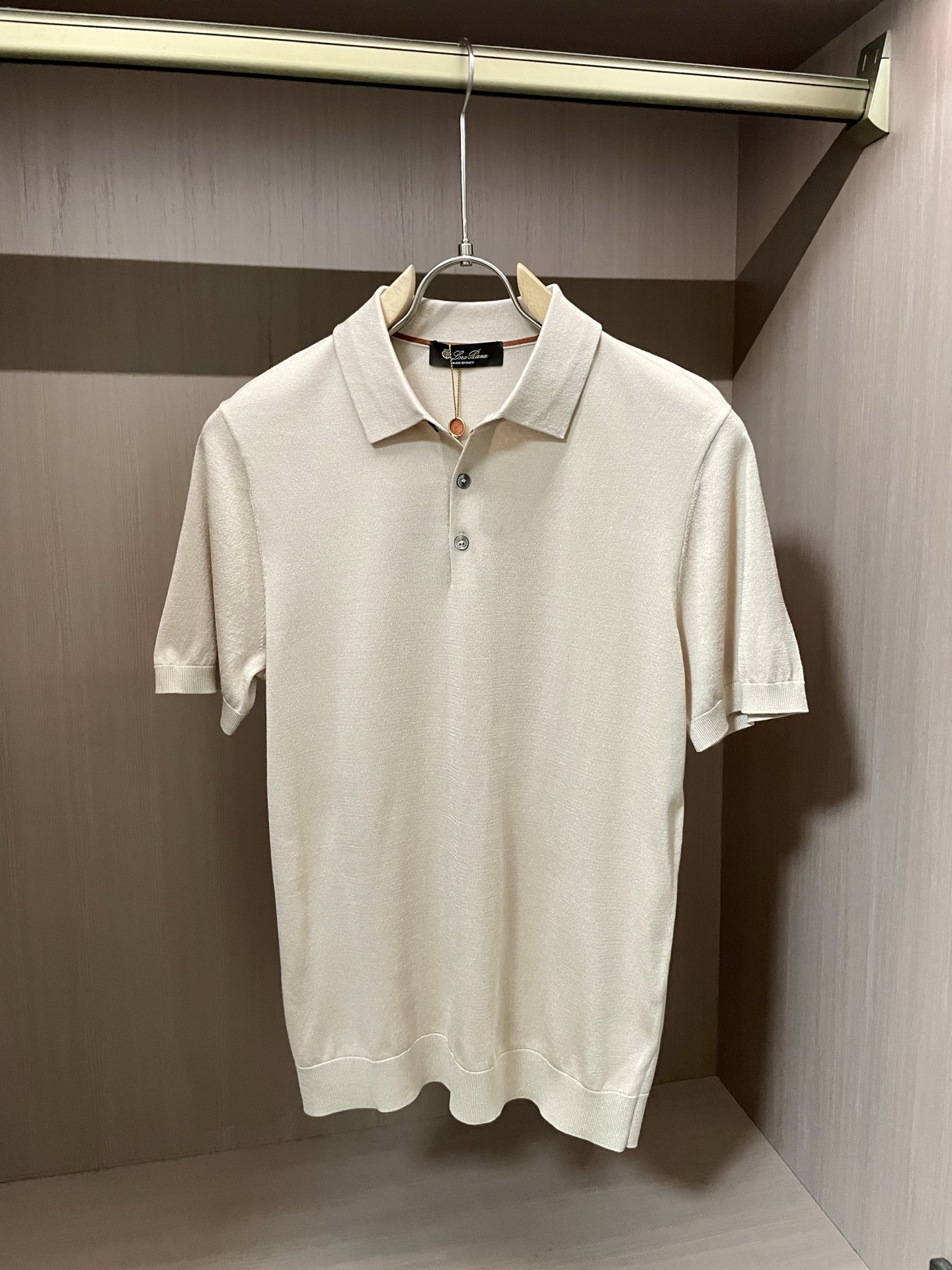 NO:425664,LP Lapel Short-sleeved Knitted Sweater in Spring and Summer, made of selected knitted cotton fabrics, 60 super soft long velvet cotton, 16-needle dense needle method, clear texture, showing high-end luxury quality; the comfort of wearing close-fitting is absolutely incomparable to ordinary T-shirts, and it is more breathable and cooler than ordinary cotton T-shirts, and will not feel hot until July and August. Traditional POLO collar design is simple and generous, light business style, with a strong sense of quality, with a taste and style on the upper body, and it is super versatile and never out of time. It is worn alone in summer, simple and generous, and can be easily dealt with in business and leisure; it can also be worn in spring and autumn, and it is a good choice for wearing jackets and windbreakers, full of trendy gentlemanly style. Export order standard, detailed processing is very well handled, and a knitted Polo shirt that you don’t want to take off on your upper body. Fabric 90 wool cotton, 10 silk size M-3XL,,loro  piana, jackets & coats, T-shirt, tees, t-shirt, real silk, alexander wang19860909LP 春夏最新男士翻领短袖针织衫,精选针织棉质面料制成, 60支超柔长绒棉,16针密致针法,纹理清晰,尽显高端奢华品质；贴身穿着的舒适度绝对是普通Ｔ恤无法比拟的,而且比普通棉质T恤更为透气凉爽,穿到7、8月不会有热感.传统POLO领设计,简单大方,轻商务风格,品质感极强,上身有品位有格调,且超级百搭,永不过时,夏季单穿,简单大方,商务休闲皆可轻松应对；春秋季也可作内搭,外穿夹克风衣都是不错的选择,满满的新潮绅士风.出口订单标准,细节处理非常到位,上身就不想脱的一款针织Polo衫.面料90毛棉,10真丝尺码M-3XL,,loro piana,jackets & coats,T-shirt,tees，t-shirt,real silk,alexander wang,Men's clothing