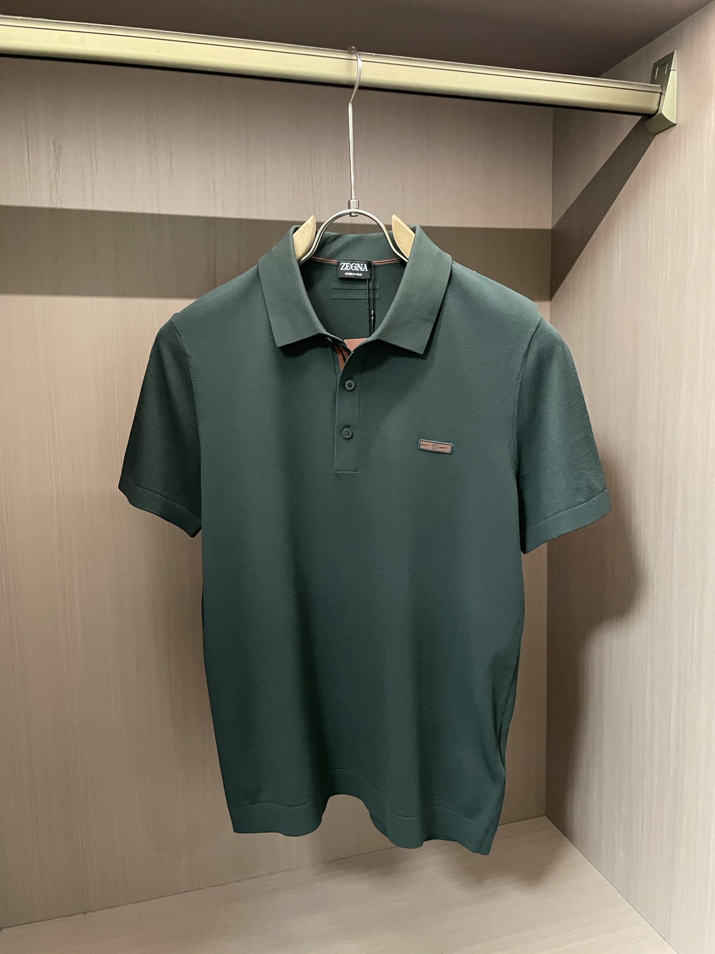 NO:425669,Jenia's latest men's lapel short-sleeved sweater for spring and summer 2025, made of selected knitted cotton fabrics,  60 ultra-soft long velvet cotton, 16-needle dense needle method, clear texture, showing high-end luxury quality; the comfort of wearing close-fitting is absolutely incomparable to ordinary T-shirts, and it is more breathable and cooler than ordinary cotton T-shirts, and will not feel hot until July or August. Traditional POLO collar design is simple and generous, light business style, with strong sense of quality, taste and style on the upper body, and it is super versatile, never out of time, wearing solo in summer, simple and generous, business and leisure can be easily dealt with; it can also be worn in spring and autumn, and jackets and windbreakers outside are good choices, full of trendy gentlemanly style. Export order standard, detailed processing is very well handled, and a knitted Polo shirt that you don’t want to take off on your upper body. Fabric 90-wool cotton, 10 silk size M-3XL, zegna, jackets & coats, T-shirt, tees, t-shirt, real  silk,alexander wang19860909杰尼亚 2025春夏最新男士翻领短袖针织衫,精选针织棉质面料制成, 60支超柔长绒棉,16针密致针法,纹理清晰,尽显高端奢华品质；贴身穿着的舒适度绝对是普通Ｔ恤无法比拟的,而且比普通棉质T恤更为透气凉爽,穿到7、8月不会有热感.传统POLO领设计,简单大方,轻商务风格,品质感极强,上身有品位有格调,且超级百搭,永不过时,夏季单穿,简单大方,商务休闲皆可轻松应对；春秋季也可作内搭,外穿夹克风衣都是不错的选择,满满的新潮绅士风.出口订单标准,细节处理非常到位,上身就不想脱的一款针织Polo衫.面料90毛棉,10真丝尺码M-3XL,,zegna,jackets & coats,T-shirt,tees，t-shirt,real silk,alexander wang,Men's clothing