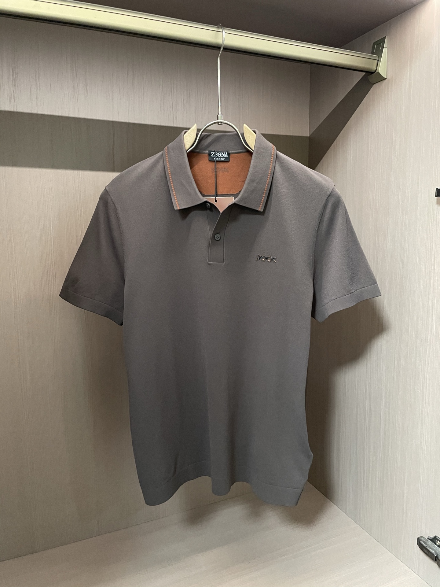 NO:427879,Jenia's latest men's lapel short-sleeved sweater for spring and summer, made of selected knitted cotton fabrics,  60 ultra-soft long velvet cotton, 16-needle dense needle method, clear texture, showing high-end luxury quality; the comfort of wearing close-fitting is absolutely incomparable to ordinary T-shirts, and it is more breathable and cooler than ordinary cotton T-shirts, and will not feel hot until July or August. Traditional POLO collar design is simple and generous, light business style, with strong sense of quality, taste and style on the upper body, and it is super versatile, never out of time, wearing solo in summer, simple and generous, business and leisure can be easily dealt with; it can also be worn in spring and autumn, and jackets and windbreakers outside are good choices, full of trendy gentlemanly style. Export order standard, detailed processing is very well handled, and a knitted Polo shirt that you don’t want to take off on your upper body. Fabric 90-wool cotton, 10 silk size M-3XL, zegna, jackets & coats, T-shirt, tees, t-shirt, real  silk,alexander wang19860909杰尼亚 春夏最新男士翻领短袖针织衫,精选针织棉质面料制成, 60支超柔长绒棉,16针密致针法,纹理清晰,尽显高端奢华品质；贴身穿着的舒适度绝对是普通Ｔ恤无法比拟的,而且比普通棉质T恤更为透气凉爽,穿到7、8月不会有热感.传统POLO领设计,简单大方,轻商务风格,品质感极强,上身有品位有格调,且超级百搭,永不过时,夏季单穿,简单大方,商务休闲皆可轻松应对；春秋季也可作内搭,外穿夹克风衣都是不错的选择,满满的新潮绅士风.出口订单标准,细节处理非常到位,上身就不想脱的一款针织Polo衫.面料90毛棉,10真丝尺码M-3XL,,zegna,jackets & coats,T-shirt,tees，t-shirt,real silk,alexander wang,Men's clothing