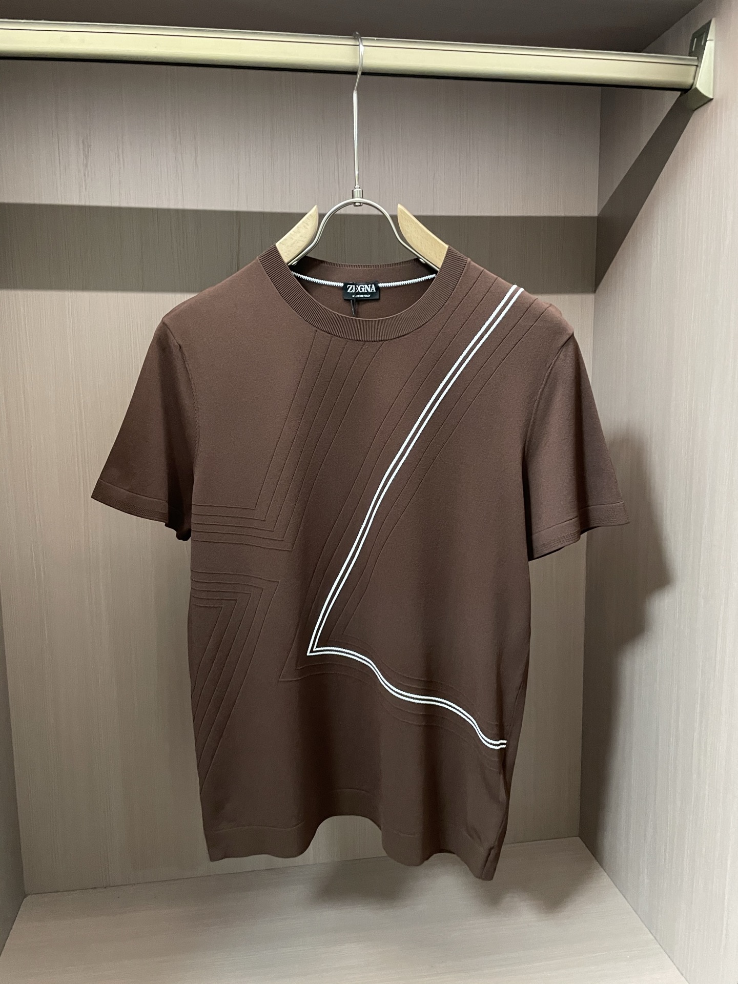 NO:427885,Jenia's latest men's round neck short-sleeved sweater for spring and summer, made of selected knitted cotton fabrics, 80 super soft long velvet cotton, 16-needle dense needle method, clear texture, tight and not easy to deform, soft and skin-friendly texture, showing high-end luxury quality; the comfort of close-fitting is absolutely incomparable to ordinary T-shirts, and it is more breathable and cooler than ordinary cotton T-shirts, and will not feel hot until July or August. The traditional round neck pullover design is simple and generous, with no obvious logo design on the chest. It seems simple and low-key design, but it shows the temperament of a big brand everywhere, and the details are exquisite and exquisite to impeccable. Clean lines and simple shapes can be easily dealt with in business and leisure, and it will never go out of time. It looks very good to wear alone or base. It can create a full urban elite male god style!  Fabric 90 cotton, 10-day silk size M-3XL (model 172 cm 148 catties try on L size suitable), zegna, T-shirt,tees, t-shirt,alexander wang19860909杰尼亚 春夏最新男士圆领短袖针织衫,精选针织棉质面料制成, 80支超柔长绒棉,16针密致针法,纹理清晰,紧密不易变形,质感软糯亲肤,尽显高端奢华品质；贴身穿着的舒适度绝对是普通Ｔ恤无法比拟的,而且比普通棉质T恤更为透气凉爽,穿到7、8月不会有热感.传统圆领套头设计,简单大方,胸前无明显Logo设计,看似简单低调的设计,但是却处处彰显大牌气质,细节做工都精益求精,精致到无可挑剔.干净的线条和简洁的造型,商务休闲皆可轻松应对,永不过时,单穿或打底都非常好看,随意搭配都能打造出满满的都市精英男神范儿！面料90棉,10天丝尺码M-3XL（模特172厘米148斤试穿L码合适）,,zegna,T-shirt,tees，t-shirt,alexander wang,Men's clothing