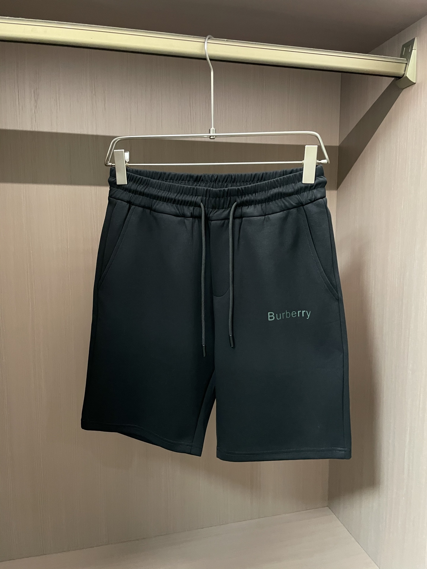 NO:427891,Burss summer new men's casual shorts, high-end version!  Customized fabrics are breathable and comfortable, with impeccable details, and the brand element design concept reflects high quality. They feel delicate and soft!  It is casually cut, with a great upper body style!  Size: M-XXXL, burberry, shorts, alexander wang19860909Bur ss夏季新款男士休闲短裤,高端版本！定制面料 透气舒适度高,细节无可挑剔,品牌元素设计理念,体现高品质.手感细腻柔软！呈现休闲裁剪,上身版型超赞！ 尺码:M-XXXL,,burberry,shorts,alexander wang,Men's clothing