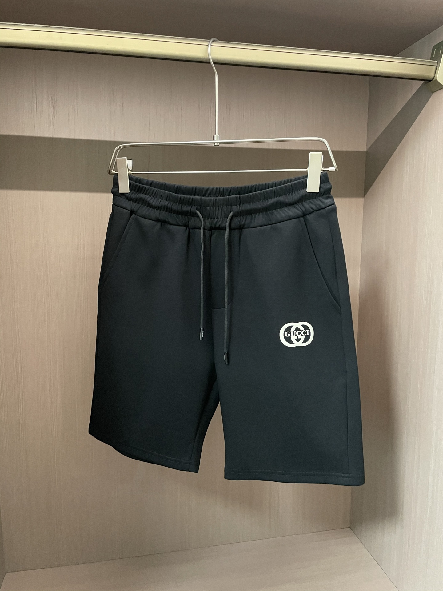 NO:427857,Gucc ss summer new men's casual shorts, high-end version!  Customized fabrics are breathable and comfortable, with impeccable details, and the brand element design concept reflects high quality. They feel delicate and soft!  It is casually cut, with a great upper body style!  Size: M-XXXL, gucci, shorts, alexander wang19860909Gucc ss夏季新款男士休闲短裤,高端版本！定制面料 透气舒适度高,细节无可挑剔,品牌元素设计理念,体现高品质.手感细腻柔软！呈现休闲裁剪,上身版型超赞！ 尺码:M-XXXL,,gucci,shorts,alexander wang,Men's clothing