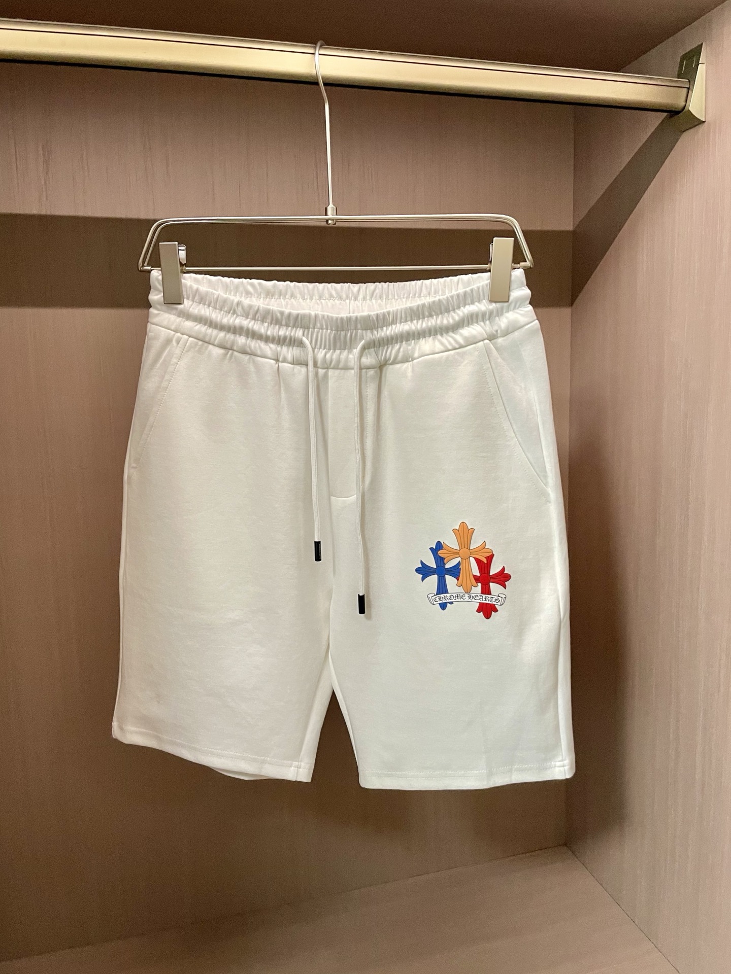 NO:427863,Croxins ss summer new men's casual shorts, high-end version!  Customized fabrics are breathable and comfortable, with impeccable details, and the brand element design concept reflects high quality. They feel delicate and soft!  It is casually cut, with a great upper body style!  Size: M-XXXL, chrome hearts, shorts, alexander wang19860909克罗心 ss夏季新款男士休闲短裤,高端版本！定制面料 透气舒适度高,细节无可挑剔,品牌元素设计理念,体现高品质.手感细腻柔软！呈现休闲裁剪,上身版型超赞！ 尺码:M-XXXL,,chrome hearts,shorts,alexander wang,Men's clothing