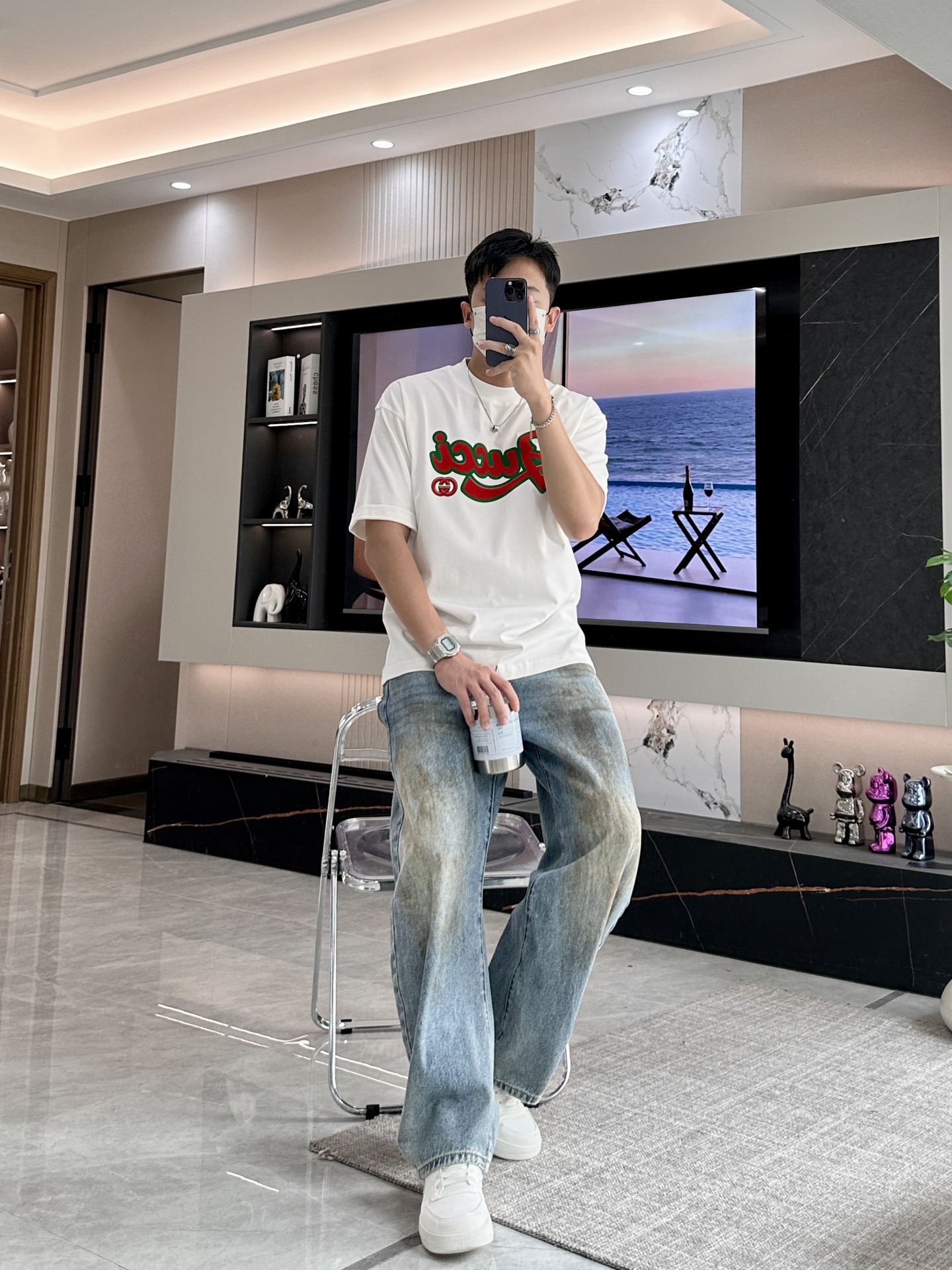 NO:427875,Gucc spring and summer style/official website synchronization The fabric is made of heavy pure cotton combed cotton fabric, OS loose style, and the upper body style is super straight!  Everyday versatile, a must-have item for wardrobe!  Same model for men and women Size S-3XL (2 sizes in size) Size/part S M L XL 2XL 3XL Shoulder width 52 54 56 57 59 60 Length 70 72.75.78.82.85. Bust 54 56.58.60.62.64. Sleeve length 24 26 27 28 29 30,,gucci,alexander wang19860909Gucc 春夏款/官网同步 面料采用重磅纯棉精梳棉面料,OS宽松版型,上身版型超正！日常百搭,衣橱必备单品！ 男女同款 尺码 S-3XL（版型偏大2个码） 码数/部位S M L XL 2XL 3XL 肩宽 52 54 56 57 59 60 衣长70 72.75.78.82.85. 胸围 54 56.58.60.62.64. 袖长24 26 27 28 29 30,,gucci,alexander wang,Men's clothing