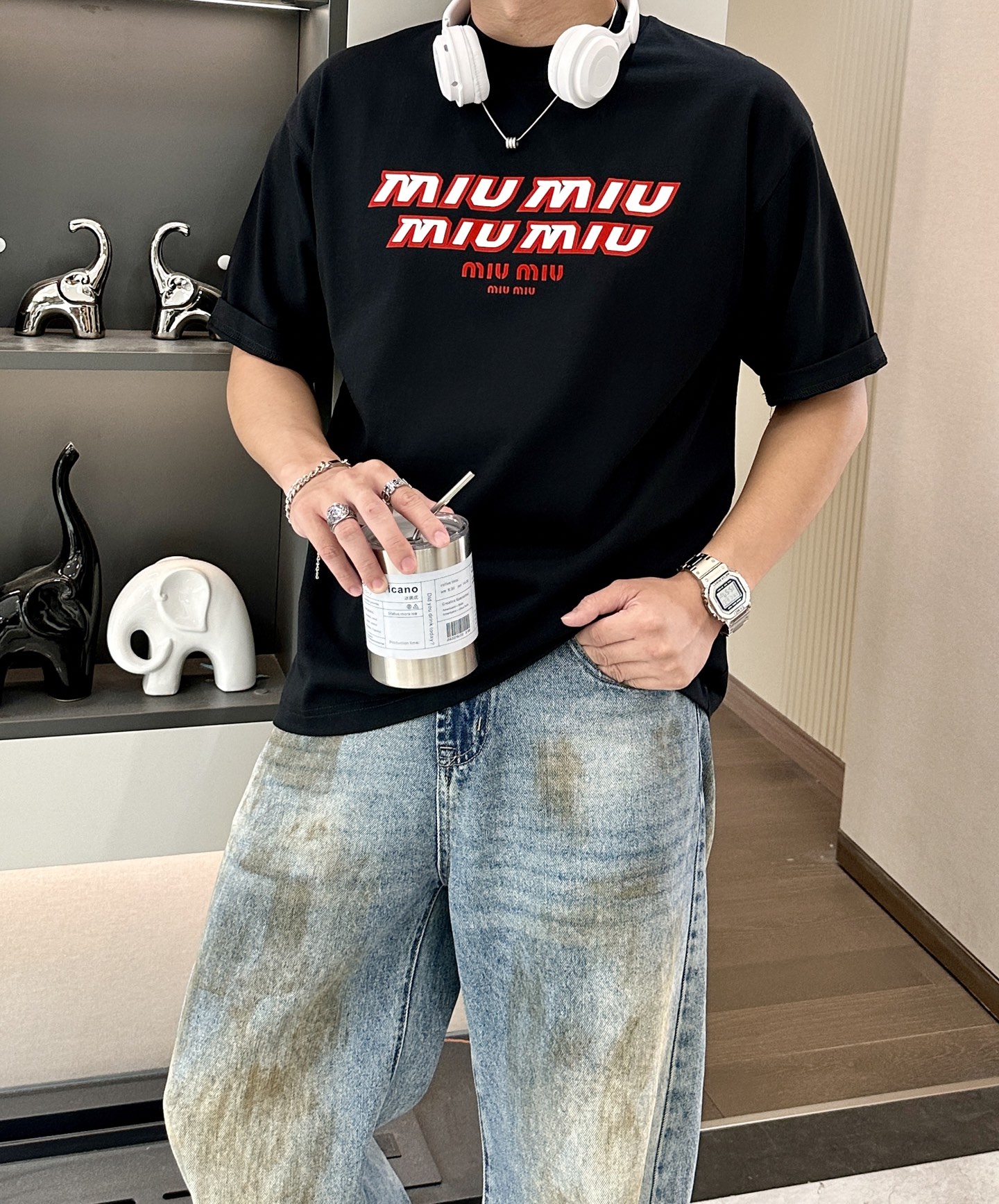 NO:427881,miumiu spring and summer style/official website synchronization The fabric is made of heavy pure cotton combed cotton fabric, OS loose style, and the upper body style is super positive!  Everyday versatile, a must-have item for wardrobe!  Same model for men and women Size S-3XL (2 sizes larger in size) Size/part S M L XL 2XL 3XL Shoulder width 52 54 56 57 59 60 Clothes length 70 72.75.78.82.85. Bust 54 56.58.60.62.64. Sleeve length 24 26 27 28 29 30,,miumiu,alexander wang19860909miumiu 春夏款/官网同步 面料采用重磅纯棉精梳棉面料,OS宽松版型,上身版型超正！日常百搭,衣橱必备单品！ 男女同款 尺码 S-3XL（版型偏大2个码） 码数/部位S M L XL 2XL 3XL 肩宽 52 54 56 57 59 60 衣长70 72.75.78.82.85. 胸围 54 56.58.60.62.64. 袖长24 26 27 28 29 30,,miumiu,alexander wang,Men's clothing