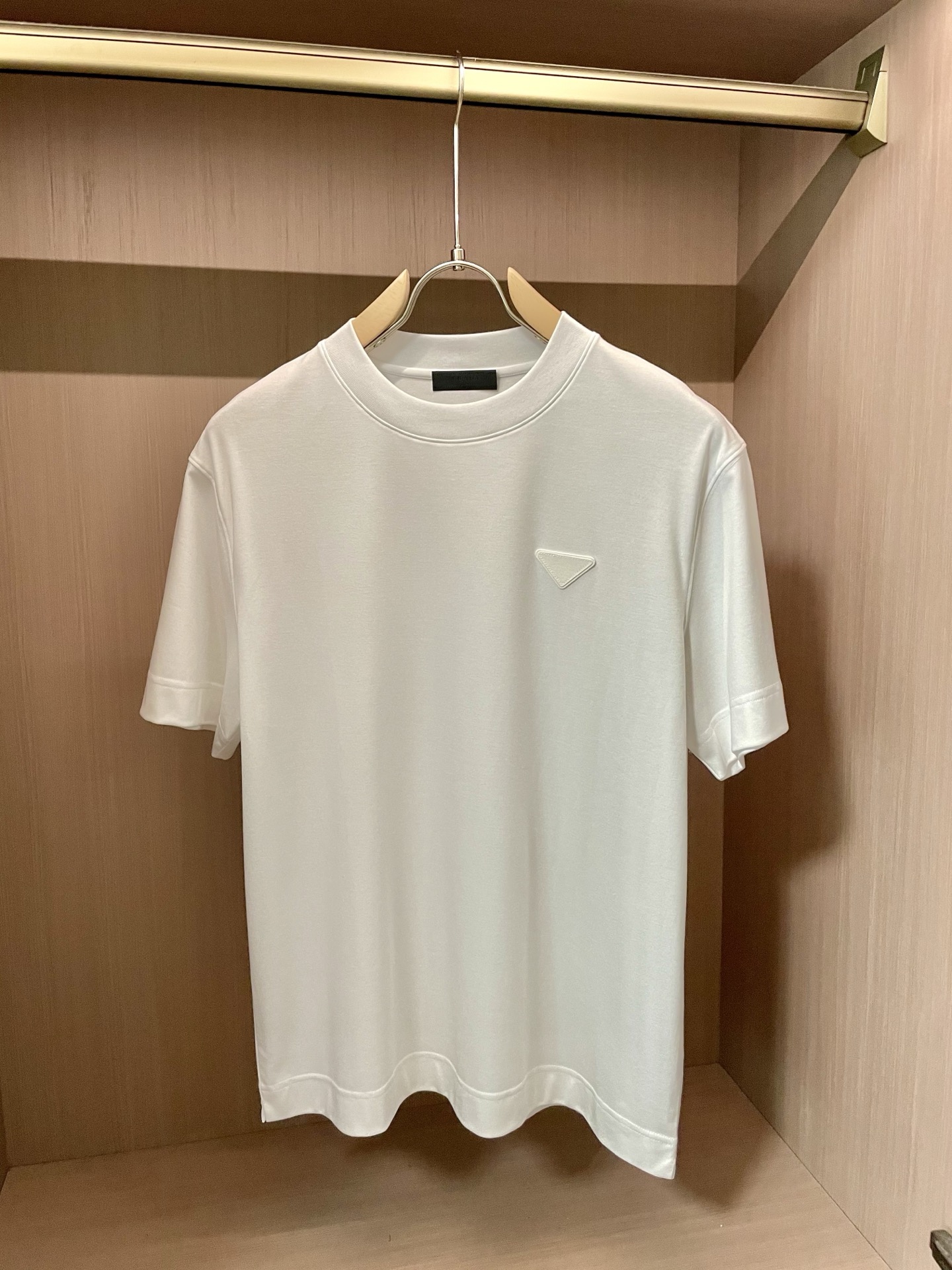 NO:427887,Spring and summer classic logo T-shirt Prad silk-soft cotton men's ceiling Exclusive fixed weaving and dyeing, silk soft cotton antibacterial king fried fabric; uses Xinjiang's top long wool cotton, high yarn support yarn, imported Italian loom, high needle and high density textile, and then mercerized after merceration, silky anti-wrinkle, high elastic and non-scaling, and the feel, texture and comfort exceed 3 times that of mercerated cotton; Classic logo, simple, versatile and practical, suitable for a wide crowd, a large age span, and business and leisure; Size M-XXXL,, prada,tees, t-shirt, alexander wang19860909春夏经典logoT恤衫 Prad 支丝柔棉男人的天花板 独家定织定染,丝柔棉抑菌王炸面料；采用新疆顶级长绒棉,支高纱支纱线,意大利进口织布机,高针高密纺织,再经过丝光工艺后整,丝滑抗皱,高弹免烫,手感、质感、舒适度超越丝光棉的3倍； 经典logo,简简单单,百搭实穿,适合人群广年龄跨度大,商务休闲都OK； 尺码M-XXXL,,prada,tees，t-shirt,alexander wang,Men's clothing