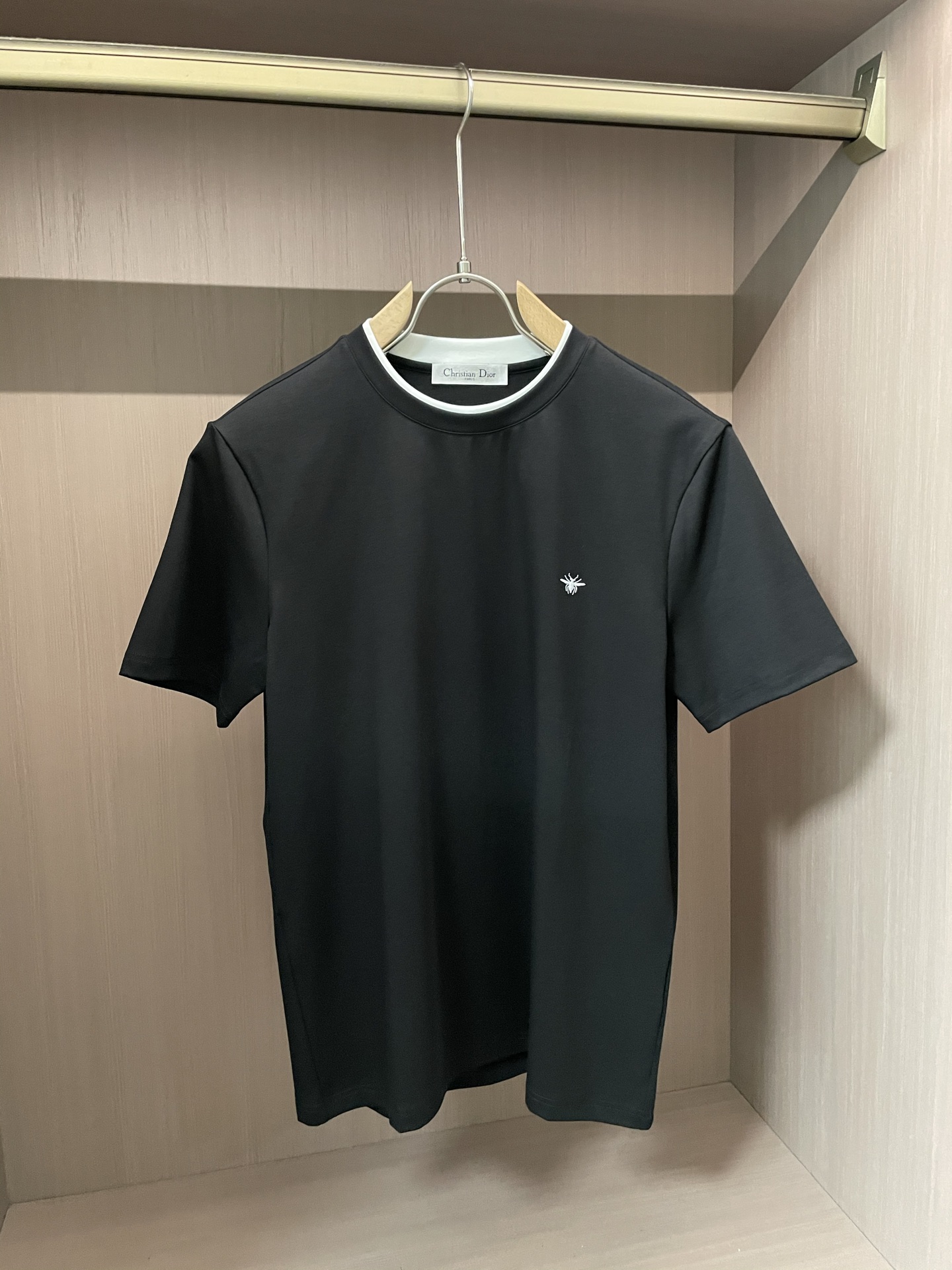 NO:427893,Spring and summer classic logo T-shirt Dior men's ceiling, exclusive fixed weaving and dyeing, silk soft cotton antibacterial king fried fabric; uses Xinjiang's top long wool cotton, high yarn support yarn, imported Italian loom, high needle and high density textile, and then mercerized after merceration, silky anti-wrinkle, high elastic and non-scaling, and the feel, texture and comfort exceed 3 times that of mercerized cotton; Classic logo, simple, versatile and practical, suitable for a wide crowd, a large age span, and business and leisure; Size M-XXXL,,dior,tees, t-shirt, alexander wang19860909春夏经典logoT恤衫 Dior 支丝柔棉男人的天花板 独家定织定染,丝柔棉抑菌王炸面料；采用新疆顶级长绒棉,支高纱支纱线,意大利进口织布机,高针高密纺织,再经过丝光工艺后整,丝滑抗皱,高弹免烫,手感、质感、舒适度超越丝光棉的3倍； 经典logo,简简单单,百搭实穿,适合人群广年龄跨度大,商务休闲都OK； 尺码M-XXXL,,dior,tees，t-shirt,alexander wang,Men's clothing