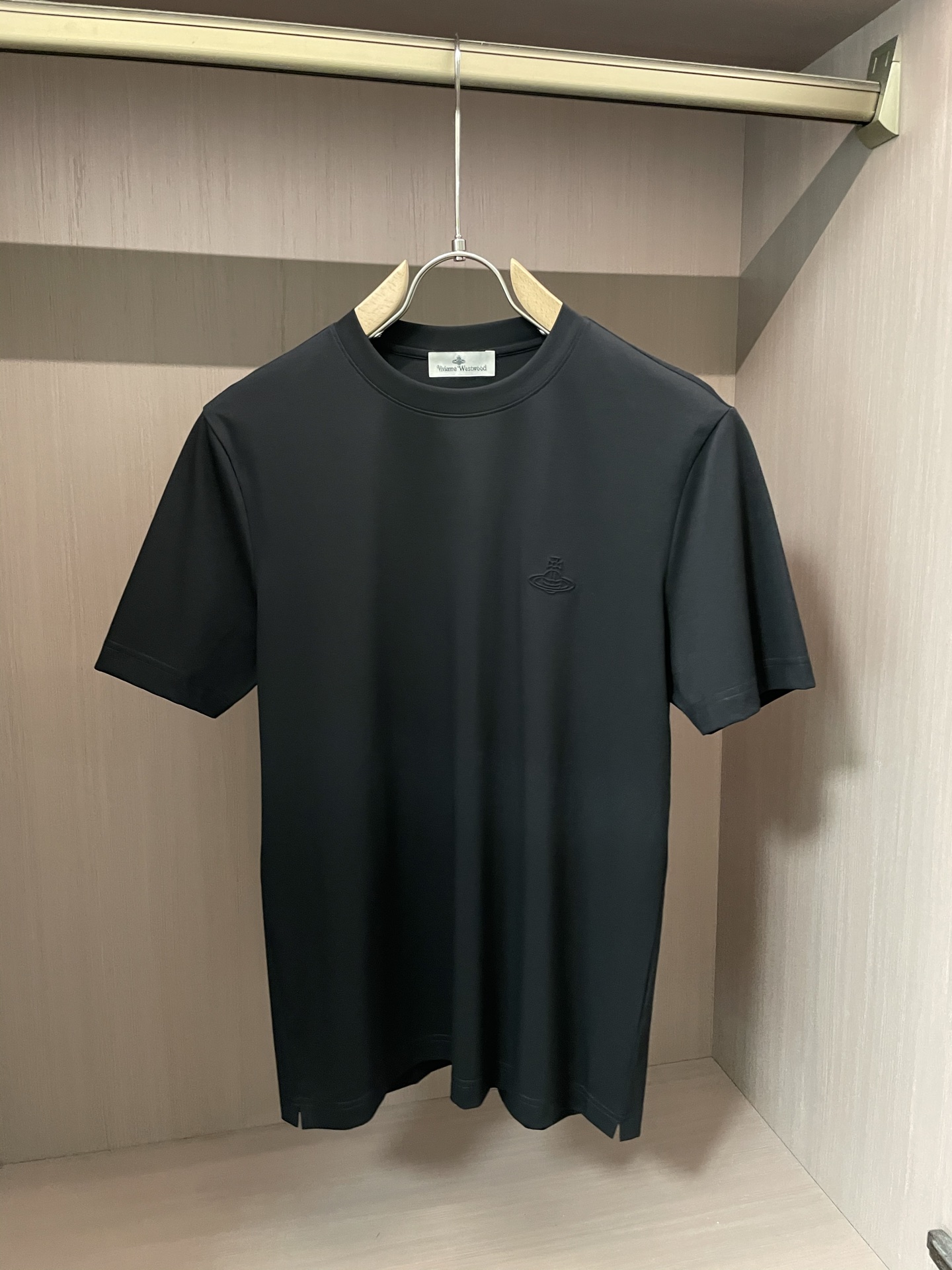 NO:427899,Spring and summer classic logo T-shirts, Queen Mother, silk soft cotton men's ceiling, exclusive fixed weaving and dyeing, silk soft cotton antibacterial king fried fabric; uses Xinjiang's top long wool cotton, high yarn support yarn, imported Italian loom, high needle and high density textile, and then mercerized after merceration, silky anti-wrinkle, high elastic and non-scaling, and the feel, texture and comfort exceed 3 times that of mercerated cotton; Classic logo, simple, versatile and practical, suitable for a wide crowd, a large age span, and business and leisure; Size M-XXXL,,tees, t-shirt, alexander wang19860909春夏经典logoT恤衫 西太后 支丝柔棉男人的天花板 独家定织定染,丝柔棉抑菌王炸面料；采用新疆顶级长绒棉,支高纱支纱线,意大利进口织布机,高针高密纺织,再经过丝光工艺后整,丝滑抗皱,高弹免烫,手感、质感、舒适度超越丝光棉的3倍； 经典logo,简简单单,百搭实穿,适合人群广年龄跨度大,商务休闲都OK； 尺码M-XXXL,,tees，t-shirt,alexander wang,Men's clothing