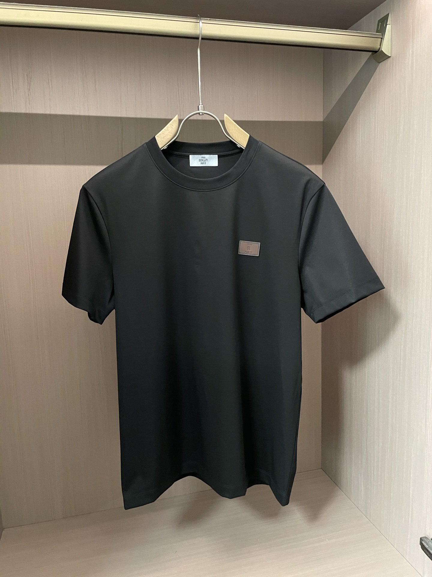 NO:427905,Spring and summer classic logo T-shirts Bruti, silk-soft cotton men's ceiling, exclusive fixed weaving and dyeing, silk-soft cotton antibacterial king-fried fabric; uses Xinjiang's top long wool cotton, high yarn support yarn, imported Italian loom, high needle and high density textile, and then mercerized after merceration, silky anti-wrinkle, high elastic and non-scaling, and the feel, texture and comfort exceed 3 times that of mercerated cotton; Classic logo, simple, versatile and practical, suitable for a wide crowd, a large age span, and business and leisure; Size M-XXXL,,tees, t-shirt, alexander wang19860909春夏经典logoT恤衫 布鲁提 支丝柔棉男人的天花板 独家定织定染,丝柔棉抑菌王炸面料；采用新疆顶级长绒棉,支高纱支纱线,意大利进口织布机,高针高密纺织,再经过丝光工艺后整,丝滑抗皱,高弹免烫,手感、质感、舒适度超越丝光棉的3倍； 经典logo,简简单单,百搭实穿,适合人群广年龄跨度大,商务休闲都OK； 尺码M-XXXL,,tees，t-shirt,alexander wang,Men's clothing