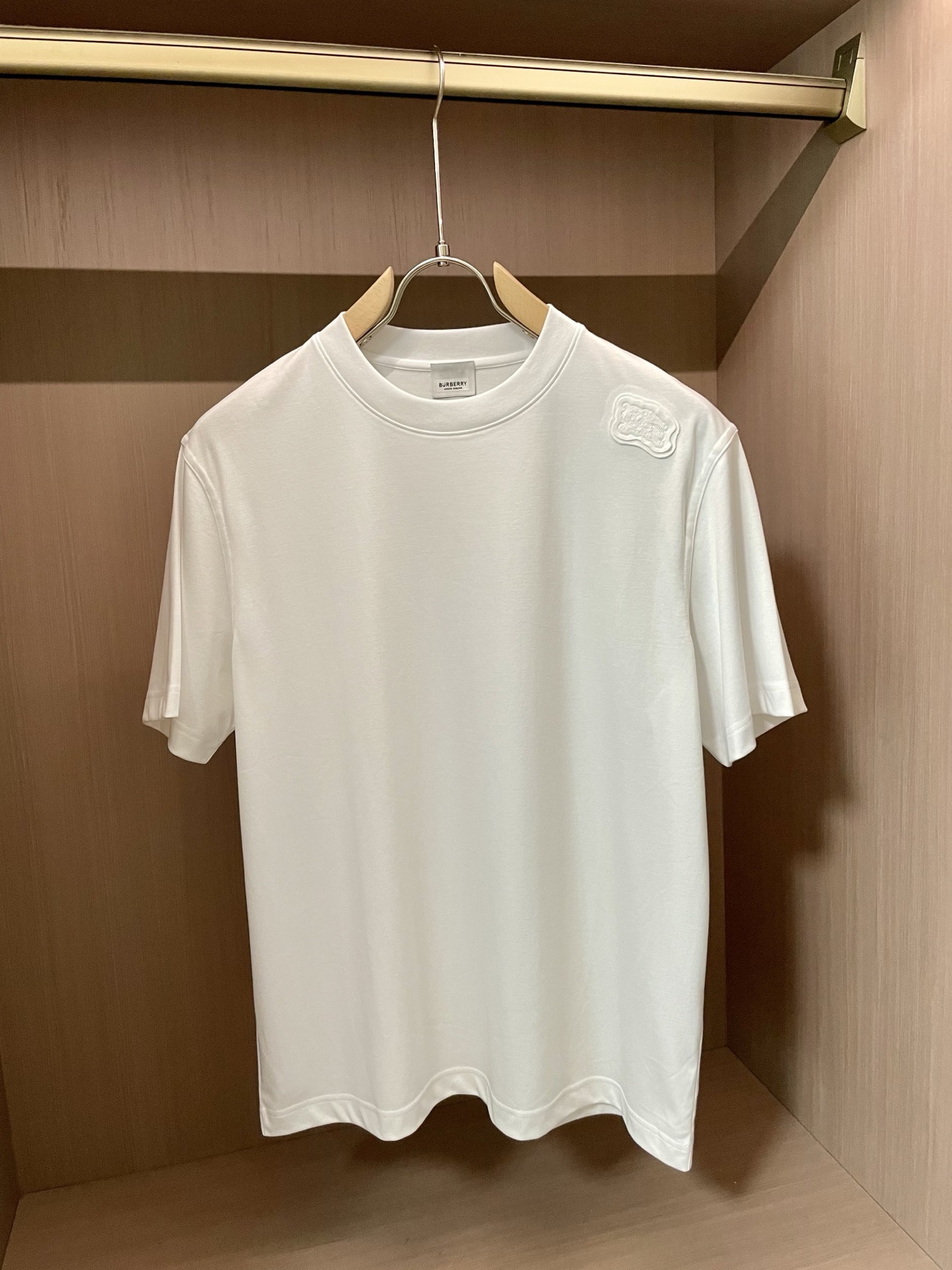 NO:427908,Spring and summer classic logo T-shirt Bur silk soft cotton men's ceiling Exclusive fixed weaving and dyeing, silk soft cotton antibacterial king fried fabric; uses Xinjiang's top long wool cotton, high yarn support yarn, imported Italian loom, high needle and high density textile, and then mercerized after merceration, silky anti-wrinkle, high elastic and non-scaling, and the feel, texture and comfort exceed 3 times that of mercerized cotton; Classic logo, simple, versatile and practical, suitable for a wide crowd, a large age span, and business and leisure; Size M-XXXL, burberry, tees, t-shirt, alexander wang19860909春夏经典logoT恤衫 Bur 支丝柔棉男人的天花板 独家定织定染,丝柔棉抑菌王炸面料；采用新疆顶级长绒棉,支高纱支纱线,意大利进口织布机,高针高密纺织,再经过丝光工艺后整,丝滑抗皱,高弹免烫,手感、质感、舒适度超越丝光棉的3倍； 经典logo,简简单单,百搭实穿,适合人群广年龄跨度大,商务休闲都OK； 尺码M-XXXL,,burberry,tees，t-shirt,alexander wang,Men's clothing