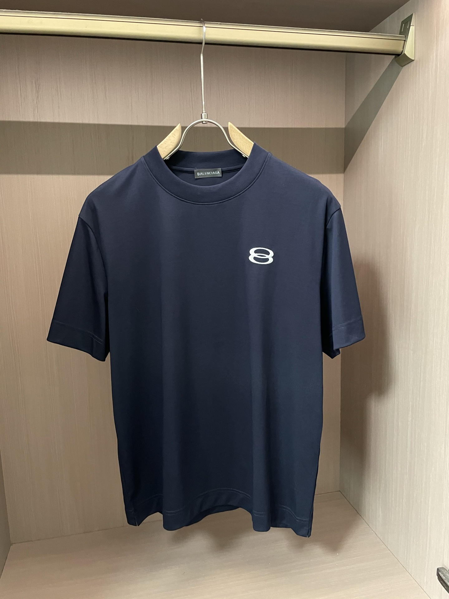 NO:427917,Classic logo T-shirts in spring and summer Balenciaga, silky soft cotton men's ceiling, exclusive fixed weaving and dyeing, silky soft cotton antibacterial king fried fabric; uses Xinjiang's top long wool cotton, high yarn support yarn, imported Italian loom, high needle and high density textile, and then mercerized after merceration, silky anti-wrinkle, high elastic and non-scaling, and the feel, texture and comfort exceed 3 times that of mercerated cotton; Classic logo, simple, versatile and practical, suitable for a wide crowd, a large age span, and business and leisure; Size M-XXXL,,balenciaga,tees, t-shirt,alexander wang19860909春夏经典logoT恤衫 巴黎世家 支丝柔棉男人的天花板 独家定织定染,丝柔棉抑菌王炸面料；采用新疆顶级长绒棉,支高纱支纱线,意大利进口织布机,高针高密纺织,再经过丝光工艺后整,丝滑抗皱,高弹免烫,手感、质感、舒适度超越丝光棉的3倍； 经典logo,简简单单,百搭实穿,适合人群广年龄跨度大,商务休闲都OK； 尺码M-XXXL,,balenciaga,tees，t-shirt,alexander wang,Men's clothing