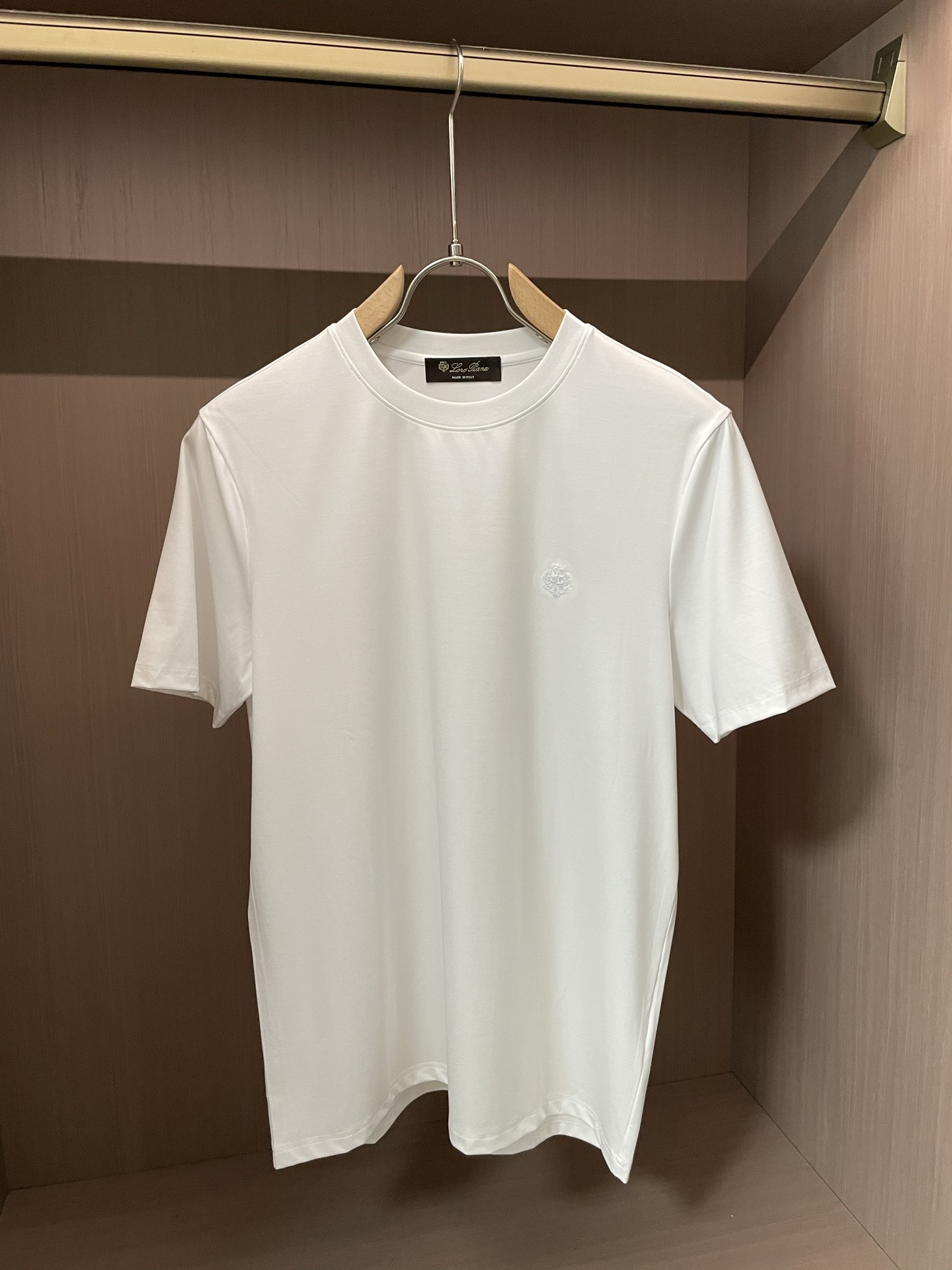 NO:427921,Spring and summer classic logo T-shirt LP 30 silk soft cotton men's ceiling Exclusive fixed weaving and dyeing, silk soft cotton antibacterial king fried fabric; uses Xinjiang's top long wool cotton, high yarn support yarn, imported Italian loom, high needle and high density textile, and then mercerized after merceration, silky anti-wrinkle, high elastic and non-scaling, and the feel, texture and comfort exceed 3 times that of mercerated cotton; Classic logo, simple, versatile and practical, suitable for a wide crowd, a large age span, and business and leisure; Size M-XXXL,,loro pigana,tees, t-shirt, alexander wang19860909春夏经典logoT恤衫 LP 30支丝柔棉男人的天花板 独家定织定染,丝柔棉抑菌王炸面料；采用新疆顶级长绒棉,支高纱支纱线,意大利进口织布机,高针高密纺织,再经过丝光工艺后整,丝滑抗皱,高弹免烫,手感、质感、舒适度超越丝光棉的3倍； 经典logo,简简单单,百搭实穿,适合人群广年龄跨度大,商务休闲都OK； 尺码M-XXXL,,loro piana,tees，t-shirt,alexander wang,Men's clothing