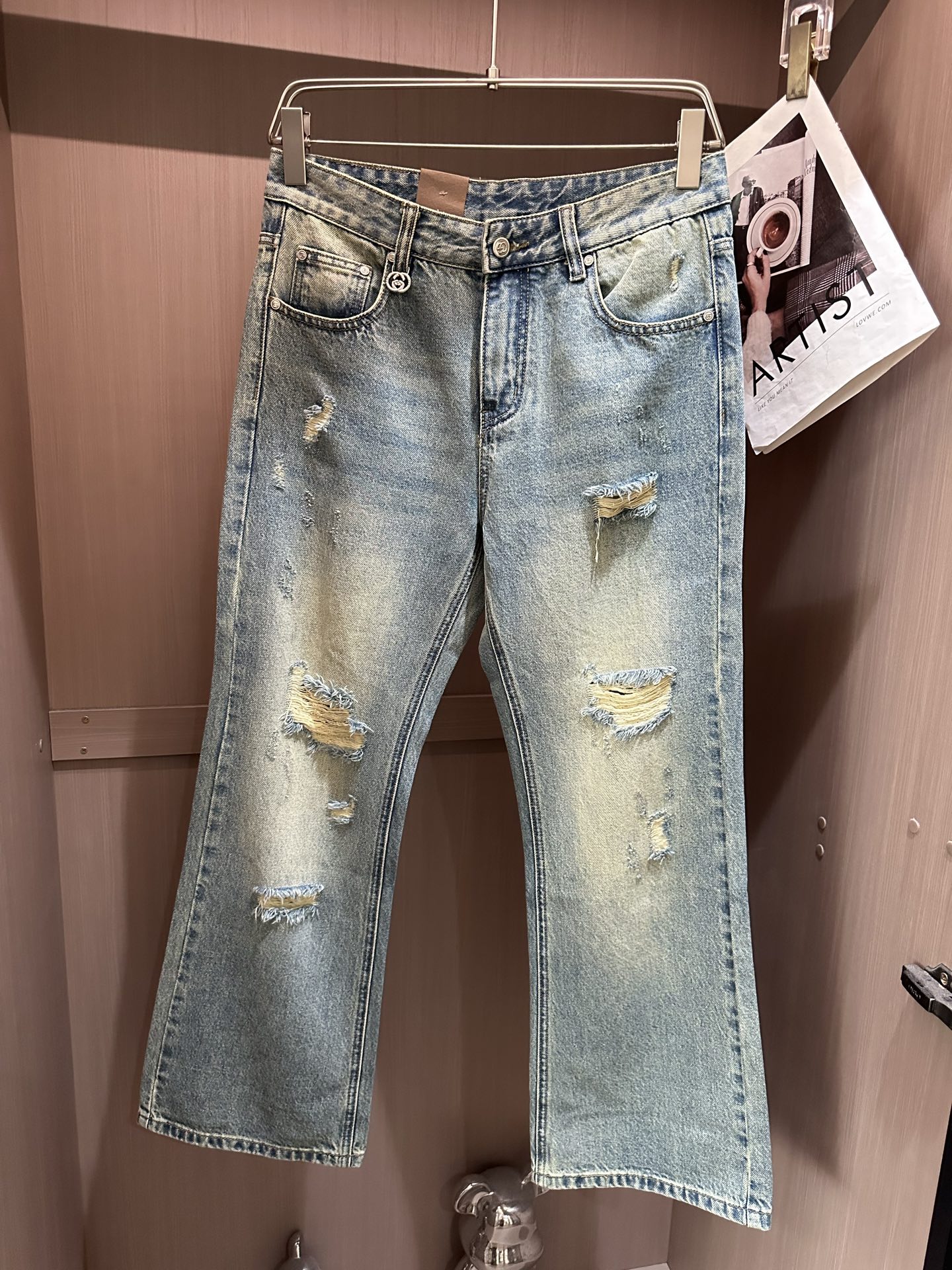 NO:431013,Gucc’s new jeans are easy to wear but not picky about body shape, and there are not many restrictions on matching. They can set off other items in a random and simple way to show their style and posture~ I have to give it a thumbs up for its practical wear. The style/detail design is not to be chosen, and whoever wears it looks good. This jeans really have to modify the leg shape more than you imagined. The overall size is mainly comfortable. The trouser legs are just right, making them look slimmer and straight, and easily wear them in long legs all over the screen, and the aura is fully opened!  You can match any style of items, match with various T-shirts/shirts, knitted jackets, you don’t have to worry about matching on your daily trip. Size 28-38, gucci, jeans, jackets & coats,shirts,tees, t-shirt,alexander wang19860909Gucc新品牛仔裤 好穿不挑身材,在搭配上没有太多的限制 随意简洁的衬托其他单品,来展现自己的风格姿态～ 对于它的实穿性不得不竖起一个大拇指了,版型／细节设计没得挑,谁穿谁好看.这款牛仔裤真的要比你想象中更加修饰腿型,整体以舒适为主,裤腿大小做的恰到好处,显瘦显腿直,轻松穿出满屏的大长腿,拉长比例气场全开！ 可以百搭任何风格的单品,搭配各种T恤／衬衫,针织外套都可,日常外出不必再为搭配而烦恼了 尺码28-38,,gucci,jeans,jackets & coats,shirts,tees，t-shirt,alexander wang,Men's clothing