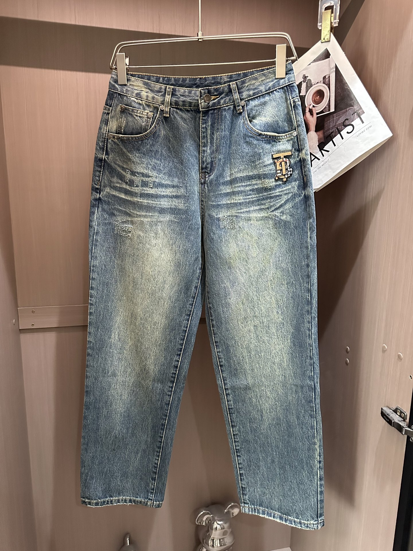 NO:431019,Bur new jeans are easy to wear but not picky about body shape, and there are not many restrictions on matching. They can set off other items in a random and simple way to show their style and posture~ I have to give it a thumbs up for its practical wear. The style/detail design is not to be chosen, and whoever wears it looks good. This jeans really have to modify the leg shape more than you imagined. The overall size is mainly comfortable. The trouser legs are just right, making them look slimmer and straight, and easily wear them all over the screen, and the lengthening and proportional aura is fully opened!  You can match any style of items, match with various T-shirts/shirts, knitted jackets, and you don’t have to worry about matching when going out every day. Size 28-38, burberry, jeans, jackets & coats,shirts,tees, t-shirt,alexander wang19860909Bur新品牛仔裤 好穿不挑身材,在搭配上没有太多的限制 随意简洁的衬托其他单品,来展现自己的风格姿态～ 对于它的实穿性不得不竖起一个大拇指了,版型／细节设计没得挑,谁穿谁好看.这款牛仔裤真的要比你想象中更加修饰腿型,整体以舒适为主,裤腿大小做的恰到好处,显瘦显腿直,轻松穿出满屏的大长腿,拉长比例气场全开！ 可以百搭任何风格的单品,搭配各种T恤／衬衫,针织外套都可,日常外出不必再为搭配而烦恼了 尺码28-38,,burberry,jeans,jackets & coats,shirts,tees，t-shirt,alexander wang,Men's clothing