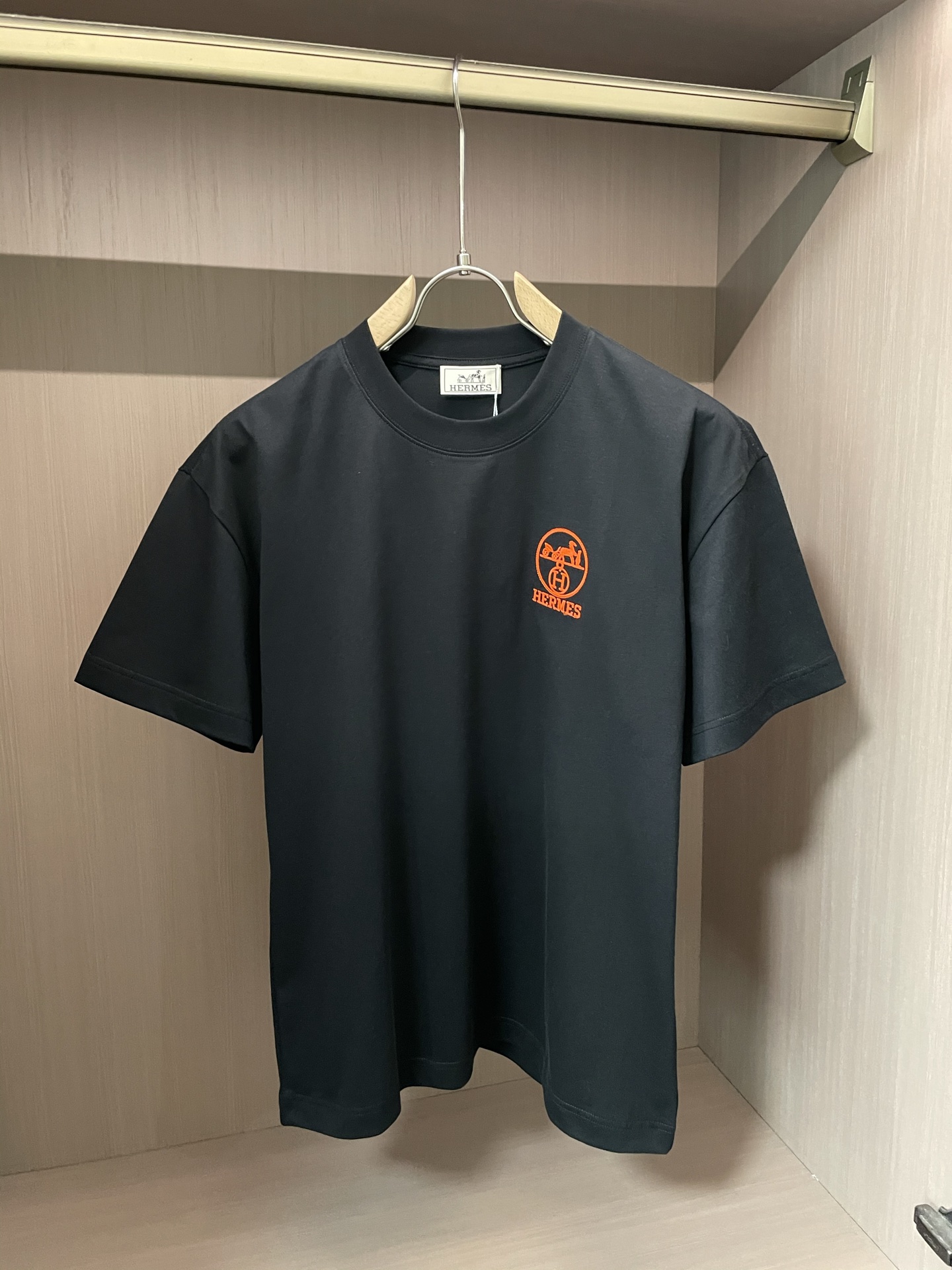 NO:431023,H 2025 spring and summer new style first-time counter latest short-sleeved round-neck T-shirt, high-end customization, avant-garde and fashionable design!  Brand logo emphasizes craftsmanship design, high-end customized fabric, soft feel, comfortable to wear, exquisite counter-level car lines, fine workmanship, and invincible and handsome upper body effect!  A must-have item for handsome men!  Code number M-3XL, T-shirt,tees,t-shirt,alexander wang19860909H 2025春夏新款首发专柜最新款短袖圆领T恤 高端订制 设计前卫时尚！品牌logo重工艺设计 高端定制面料.手感柔软.穿着舒适.专柜级别精致车线.做工精细.上身效果无敌帅气！型男必备单品！ 码数M-3XL,,T-shirt,tees，t-shirt,alexander wang,Men's clothing