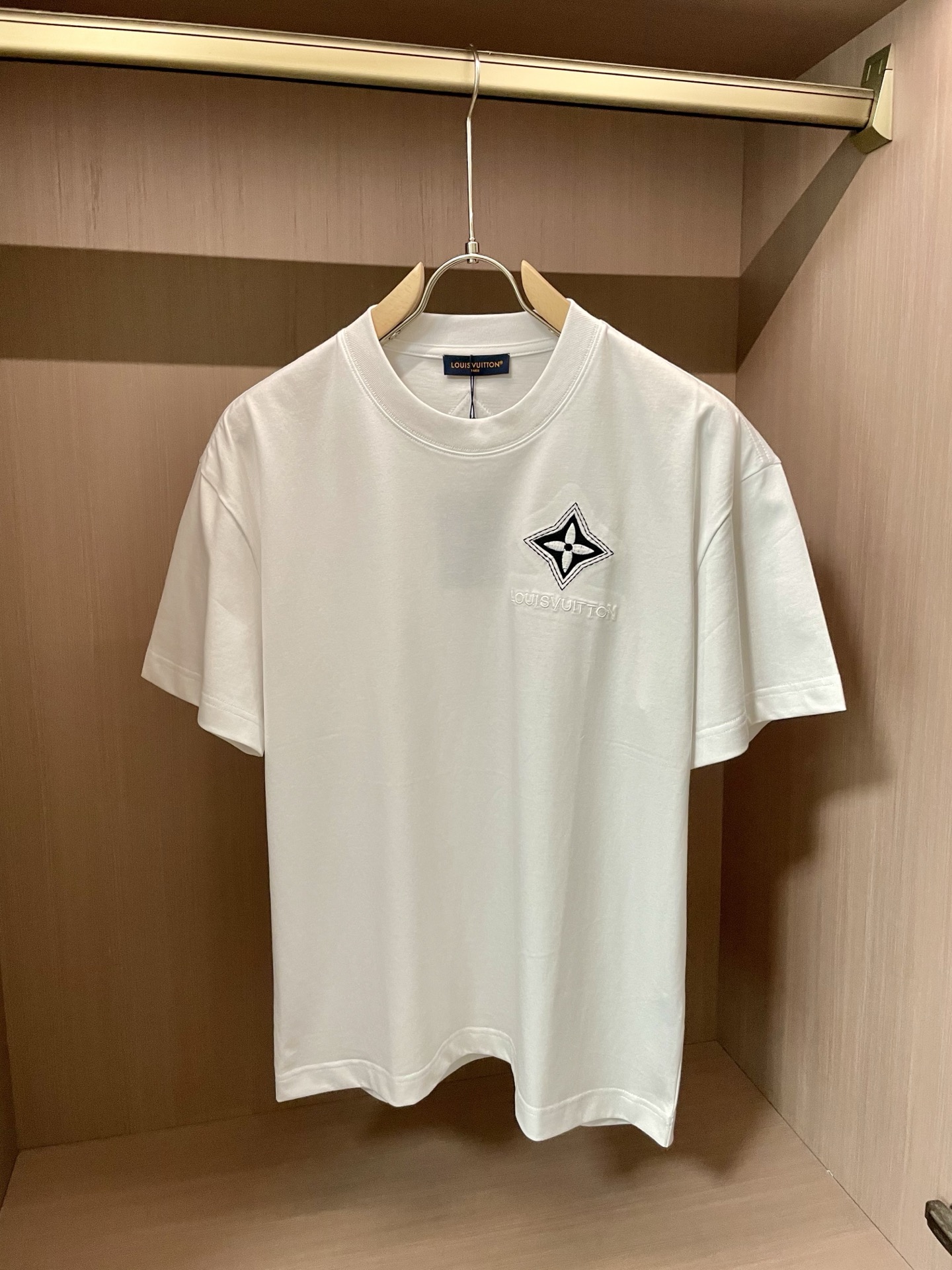 NO:431028,Lv 2025 spring and summer new style first-time counter latest short-sleeved round-neck T-shirt, high-end customization, avant-garde and fashionable design!  Brand logo emphasizes craftsmanship design, high-end customized fabric, soft feel, comfortable to wear, exquisite counter-level car lines, fine workmanship, and invincible and handsome upper body effect!  A must-have item for handsome men!  Code number M-3XL, louis vuitton, T-shirt,tees, t-shirt,alexander wang19860909Lv 2025春夏新款首发专柜最新款短袖圆领T恤 高端订制 设计前卫时尚！品牌logo重工艺设计 高端定制面料.手感柔软.穿着舒适.专柜级别精致车线.做工精细.上身效果无敌帅气！型男必备单品！ 码数M-3XL,,louis vuitton,T-shirt,tees，t-shirt,alexander wang,Men's clothing