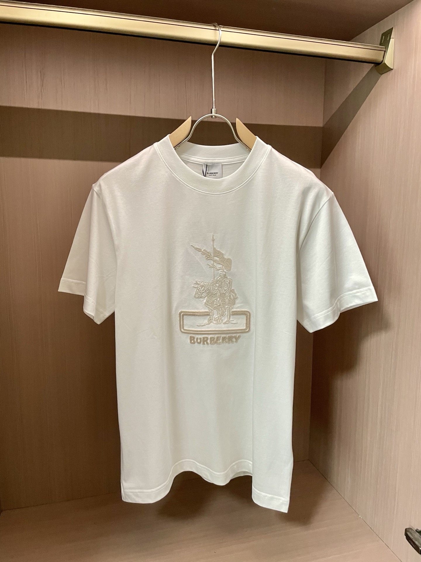 NO:431033,Bur 2025 spring and summer new style first-time counter latest short-sleeved round-neck T-shirt, high-end customization, avant-garde and fashionable design!  Brand logo emphasizes craftsmanship design, high-end customized fabric, soft feel, comfortable to wear, exquisite counter-level car lines, fine workmanship, and invincible and handsome upper body effect!  A must-have item for handsome men!  Code number M-3XL, burberry, T-shirt,tees, t-shirt,alexander wang19860909Bur 2025春夏新款首发专柜最新款短袖圆领T恤 高端订制 设计前卫时尚！品牌logo重工艺设计 高端定制面料.手感柔软.穿着舒适.专柜级别精致车线.做工精细.上身效果无敌帅气！型男必备单品！ 码数M-3XL,,burberry,T-shirt,tees，t-shirt,alexander wang,Men's clothing