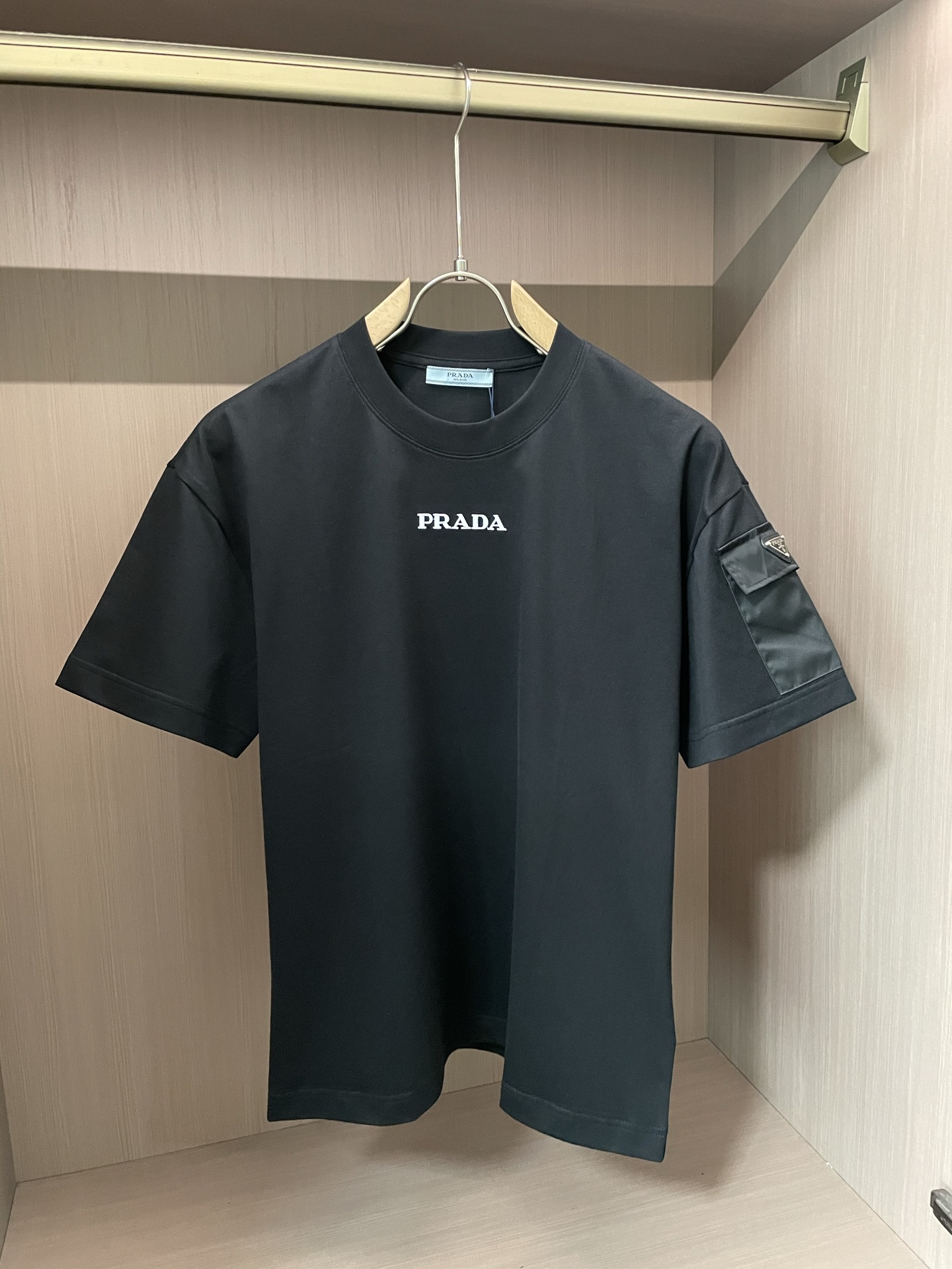 NO:431038,Prad's new spring and summer new style first-time counter has the latest short-sleeved round-neck T-shirt with high-end customization and avant-garde and fashionable design!  Brand logo emphasizes craftsmanship design, high-end customized fabric, soft feel, comfortable to wear, exquisite counter-level car lines, fine workmanship, and invincible and handsome upper body effect!  A must-have item for handsome men!  Code number M-3XL, prada, T-shirt,tees, t-shirt,alexander wang19860909Prad 2025春夏新款首发专柜最新款短袖圆领T恤 高端订制 设计前卫时尚！品牌logo重工艺设计 高端定制面料.手感柔软.穿着舒适.专柜级别精致车线.做工精细.上身效果无敌帅气！型男必备单品！ 码数M-3XL,,prada,T-shirt,tees，t-shirt,alexander wang,Men's clothing