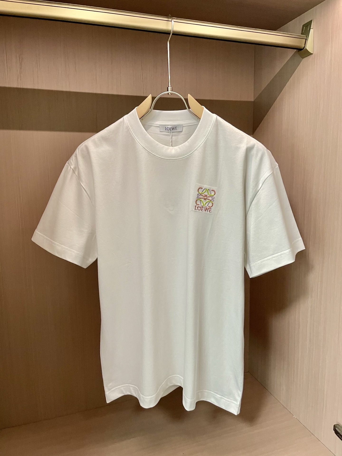 NO:431043,Loewe's new spring and summer new style first-time counter has the latest short-sleeved round-neck T-shirt with high-end customization and avant-garde and fashionable design!  Brand logo emphasizes craftsmanship design, high-end customized fabric, soft feel, comfortable to wear, exquisite counter-level car lines, fine workmanship, and invincible and handsome upper body effect!  A must-have item for handsome men!  Code number M-3XL, loewe, T-shirt,tees, t-shirt,alexander wang19860909Loewe 2025春夏新款首发专柜最新款短袖圆领T恤 高端订制 设计前卫时尚！品牌logo重工艺设计 高端定制面料.手感柔软.穿着舒适.专柜级别精致车线.做工精细.上身效果无敌帅气！型男必备单品！ 码数M-3XL,,loewe,T-shirt,tees，t-shirt,alexander wang,Men's clothing